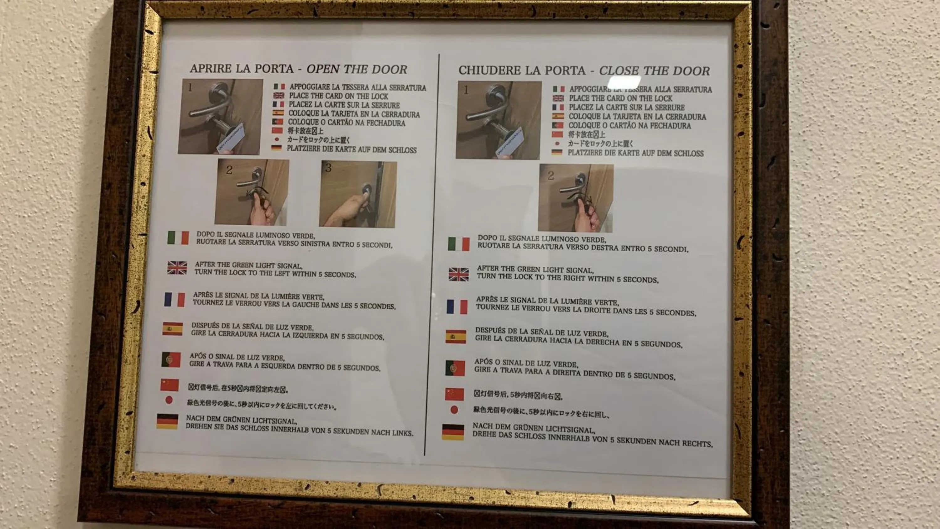 Text overlay in La Taverna del Metallo Rooms