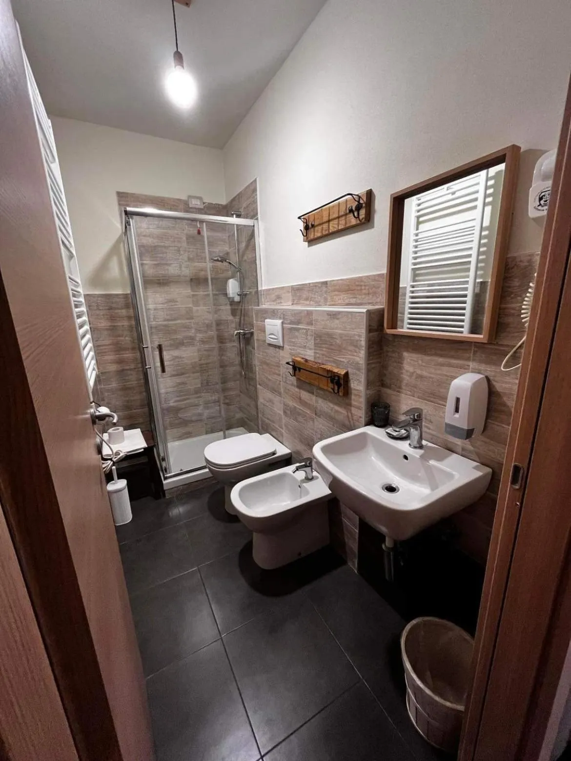 Shower in La Taverna del Metallo Rooms