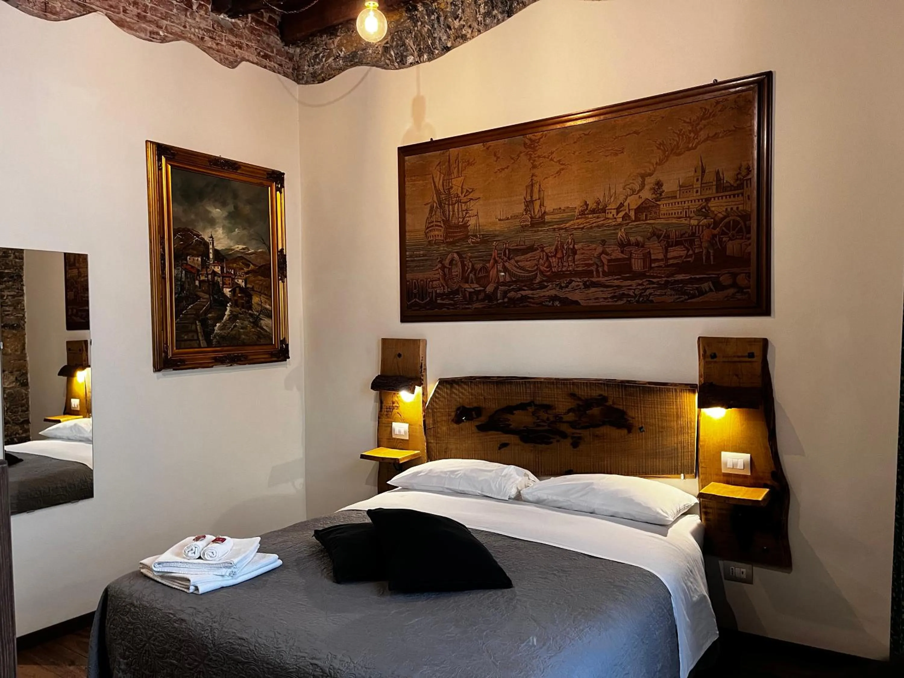 Bed in La Taverna del Metallo Rooms