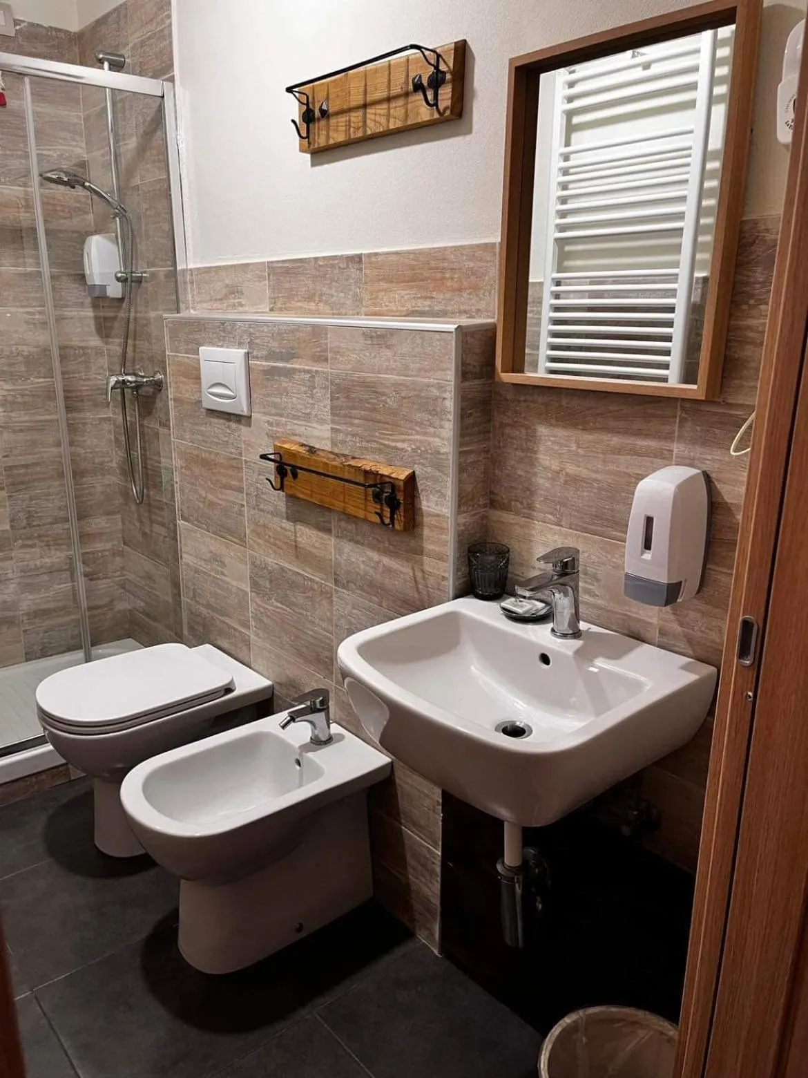 Shower in La Taverna del Metallo Rooms