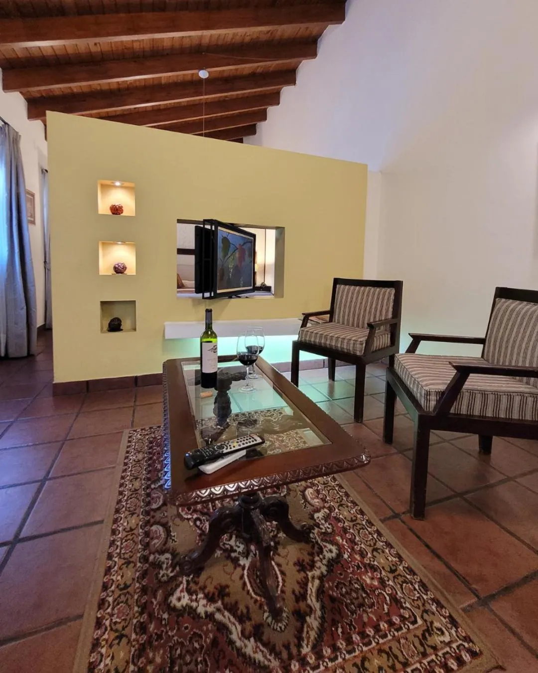 Communal lounge/ TV room in Delvino Boutique Hotel