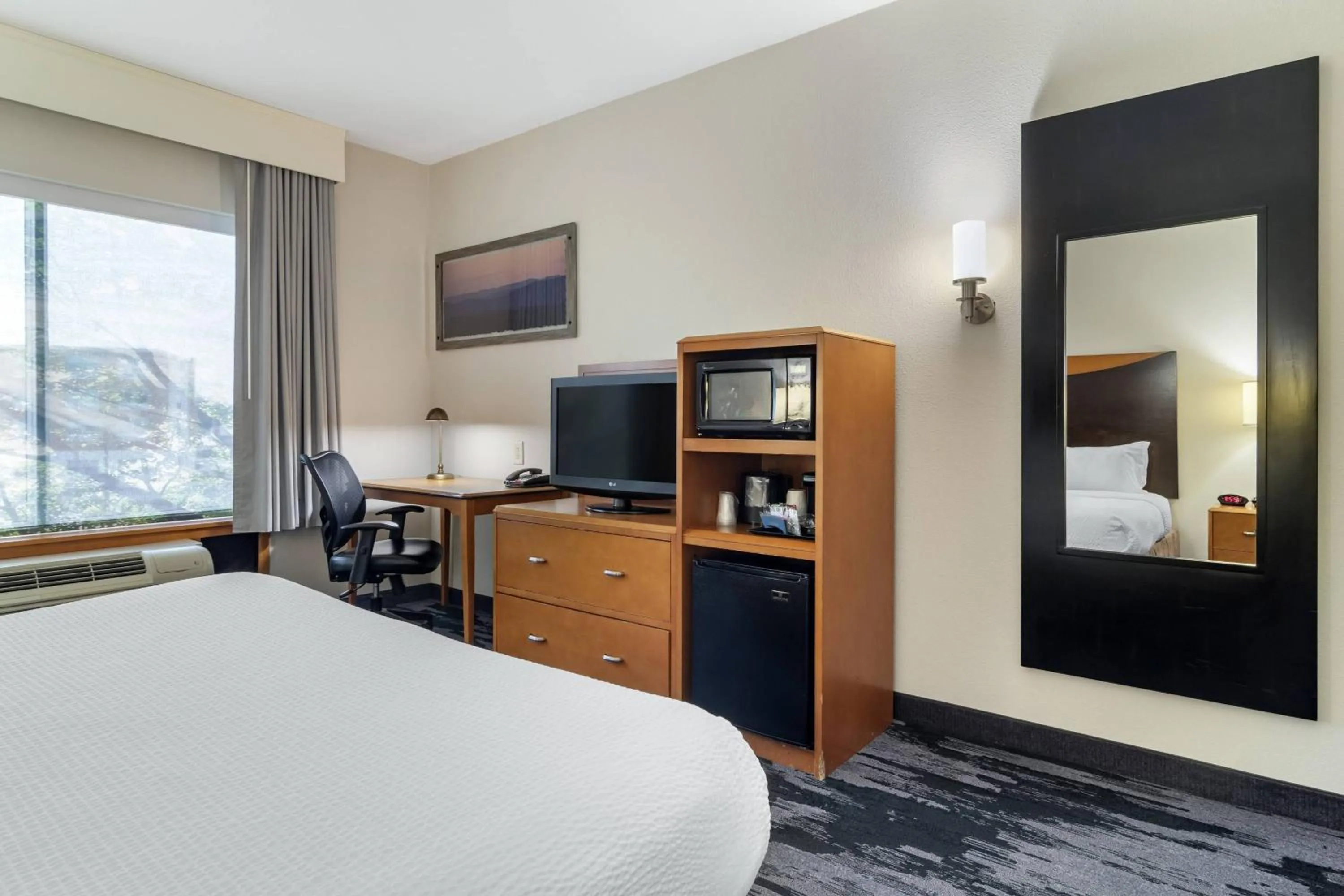 Photo of the whole room, Bed in Fairfield Inn & Suites by Marriott Commerce