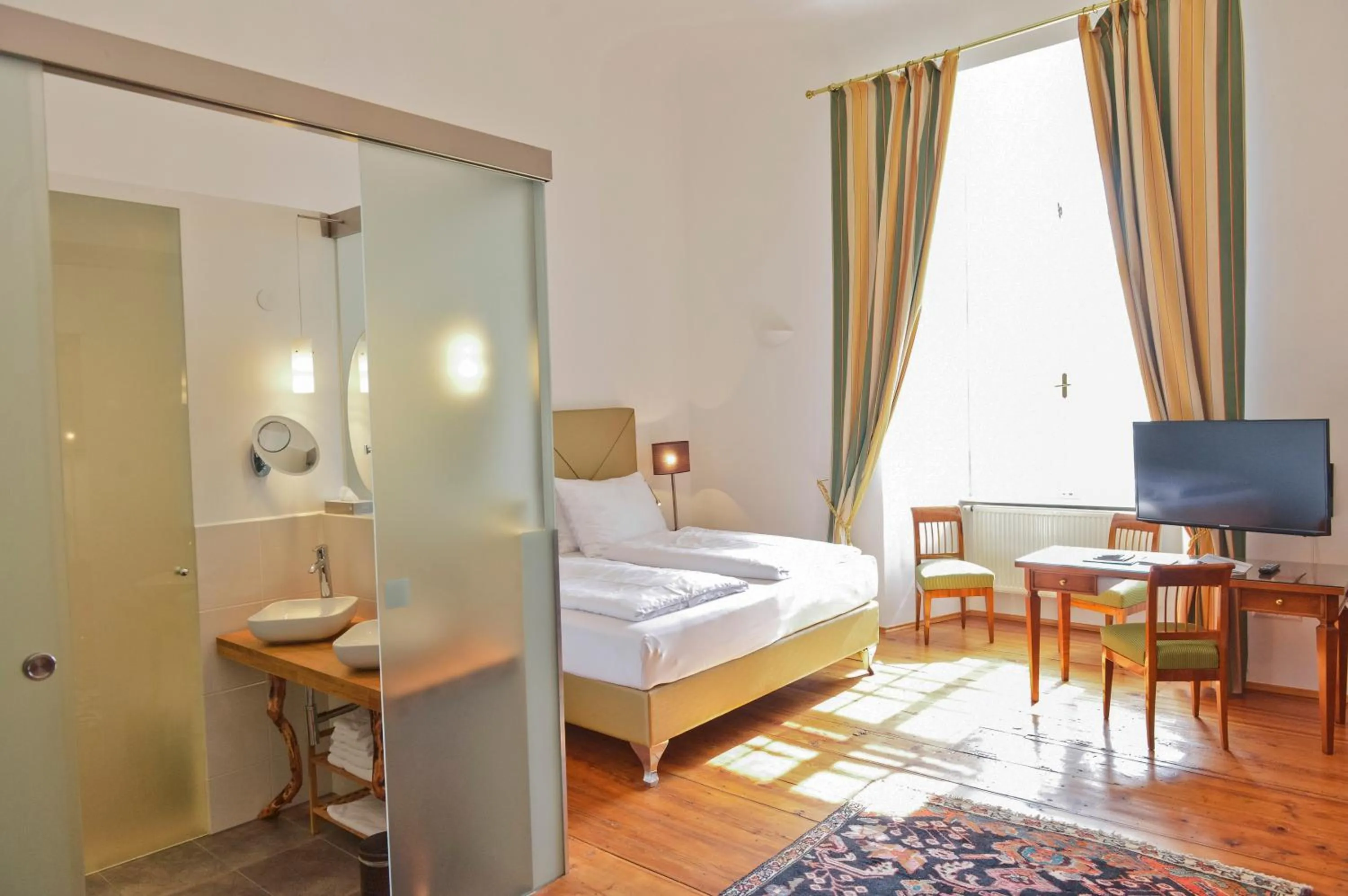 Photo of the whole room, Bed in Schlosshotel Mailberg