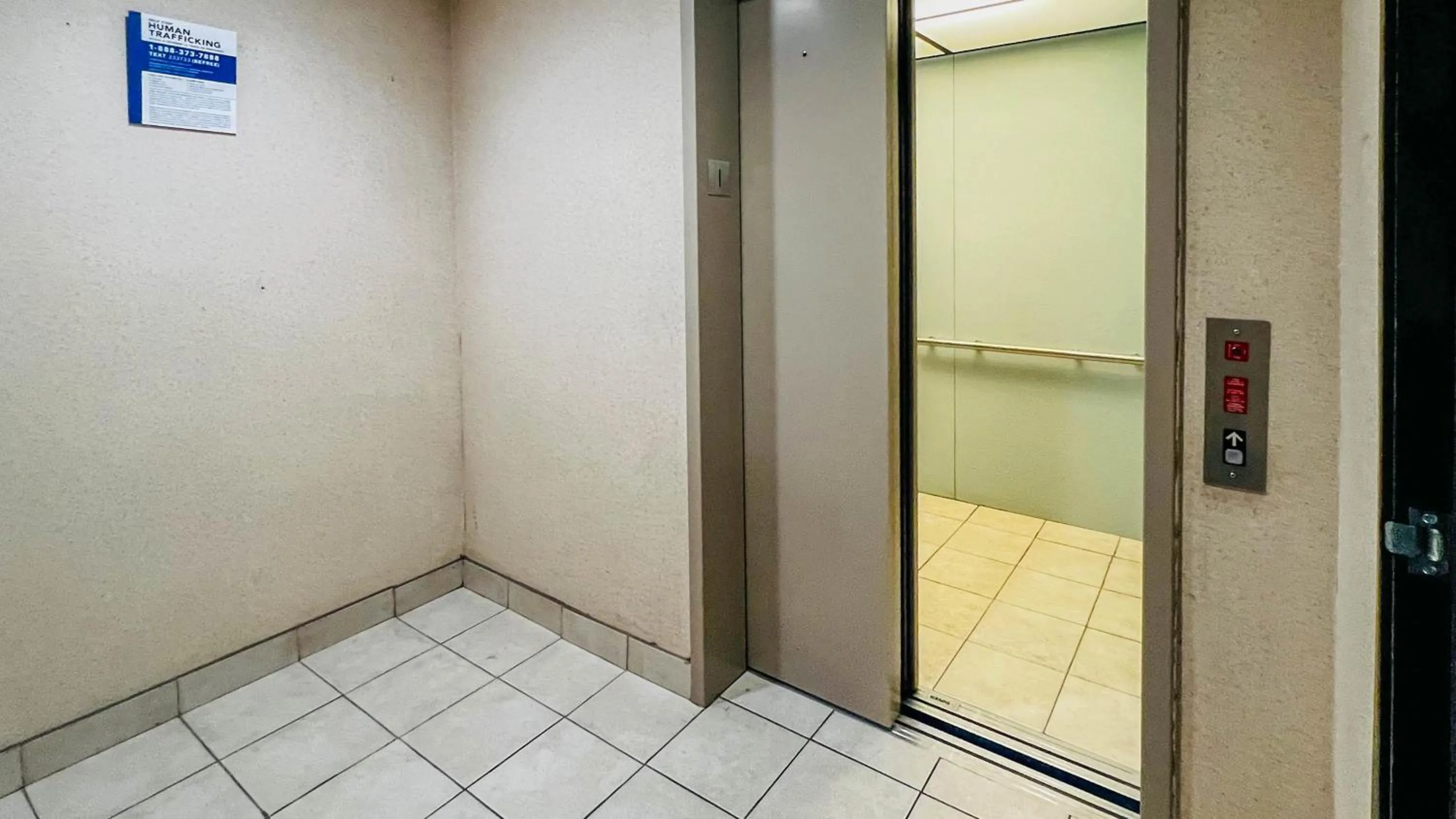 Property building in Studio 6 Suites Portland OR I-5 OHSU