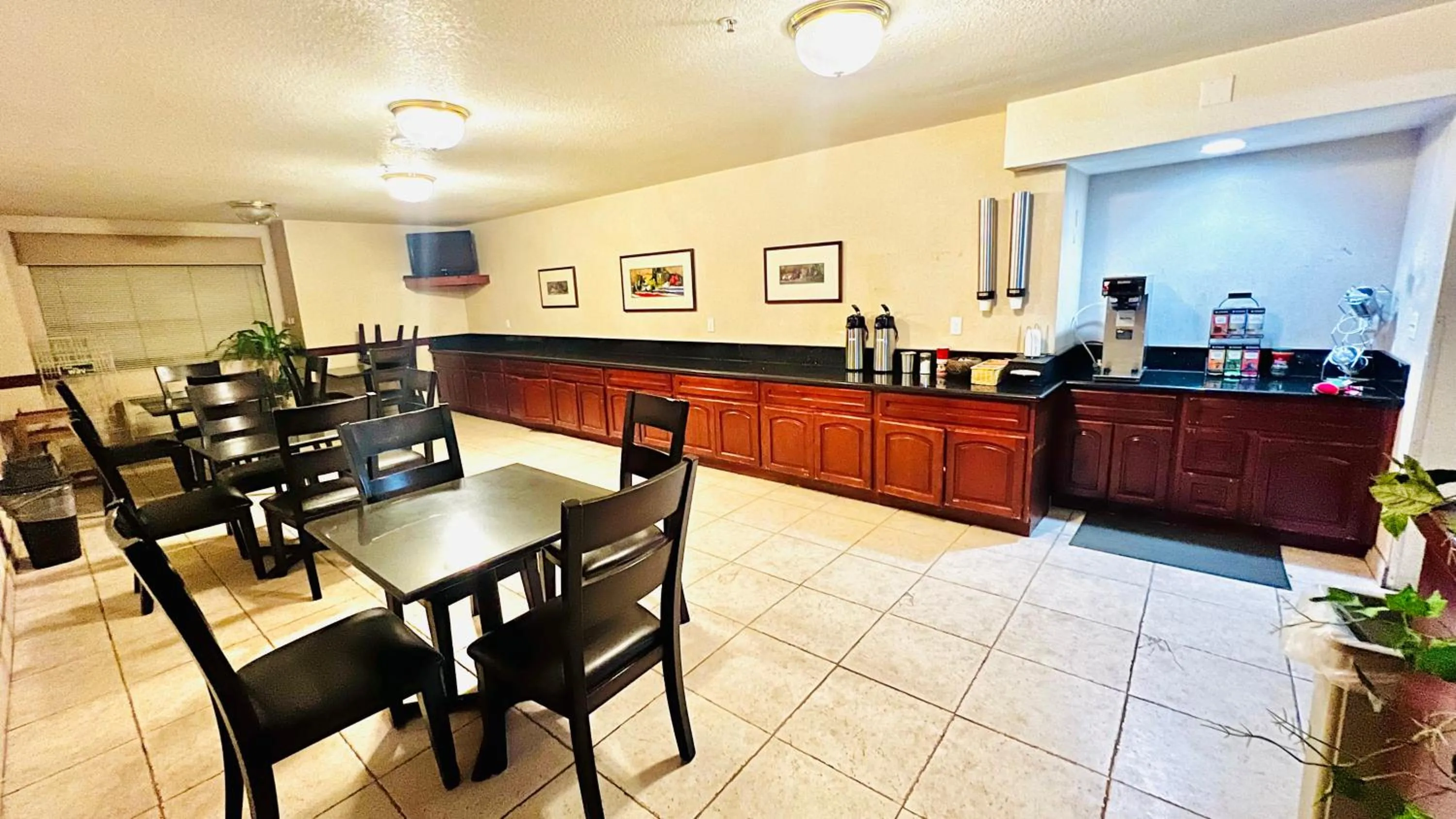 Coffee/tea facilities in Suites Portland OR- I-5 OHSU