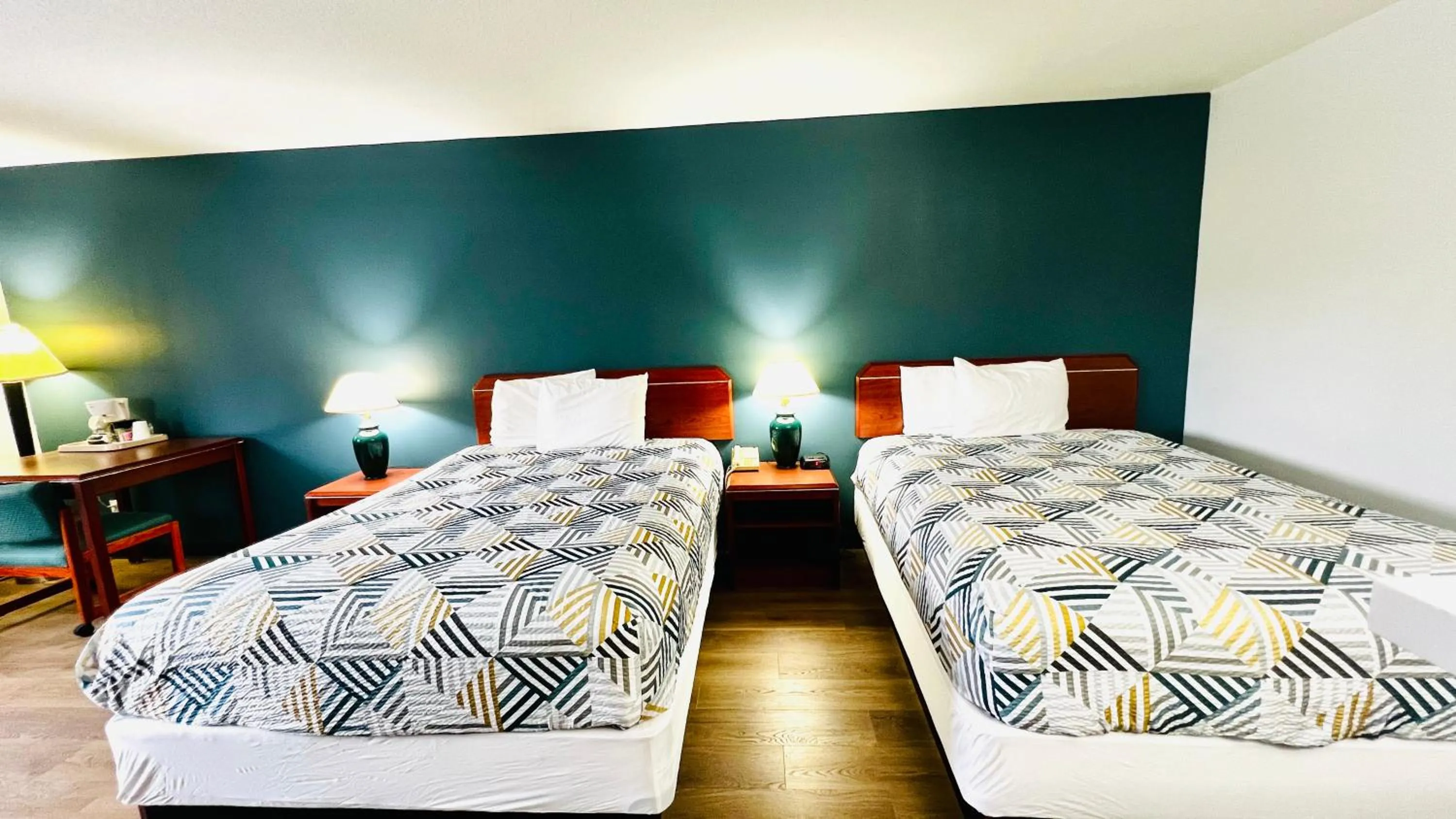 Bedroom, Bed in Suites Portland OR- I-5 OHSU