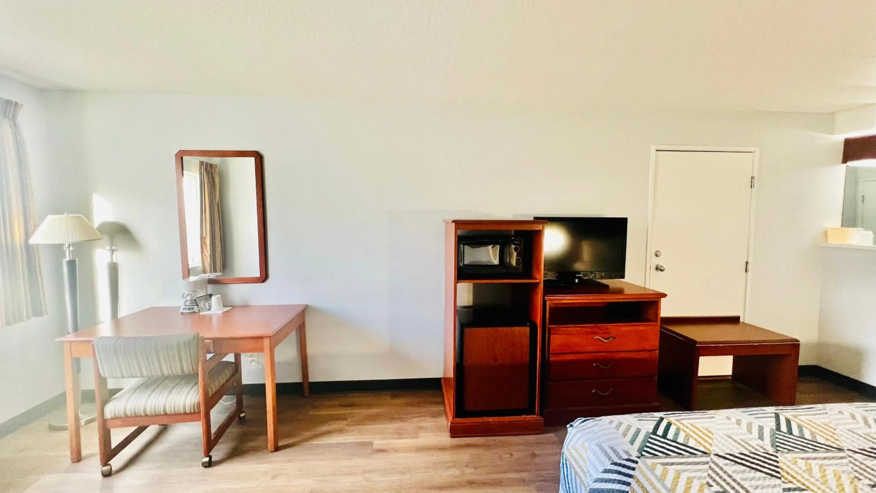 Bedroom, Bed in Suites Portland OR- I-5 OHSU