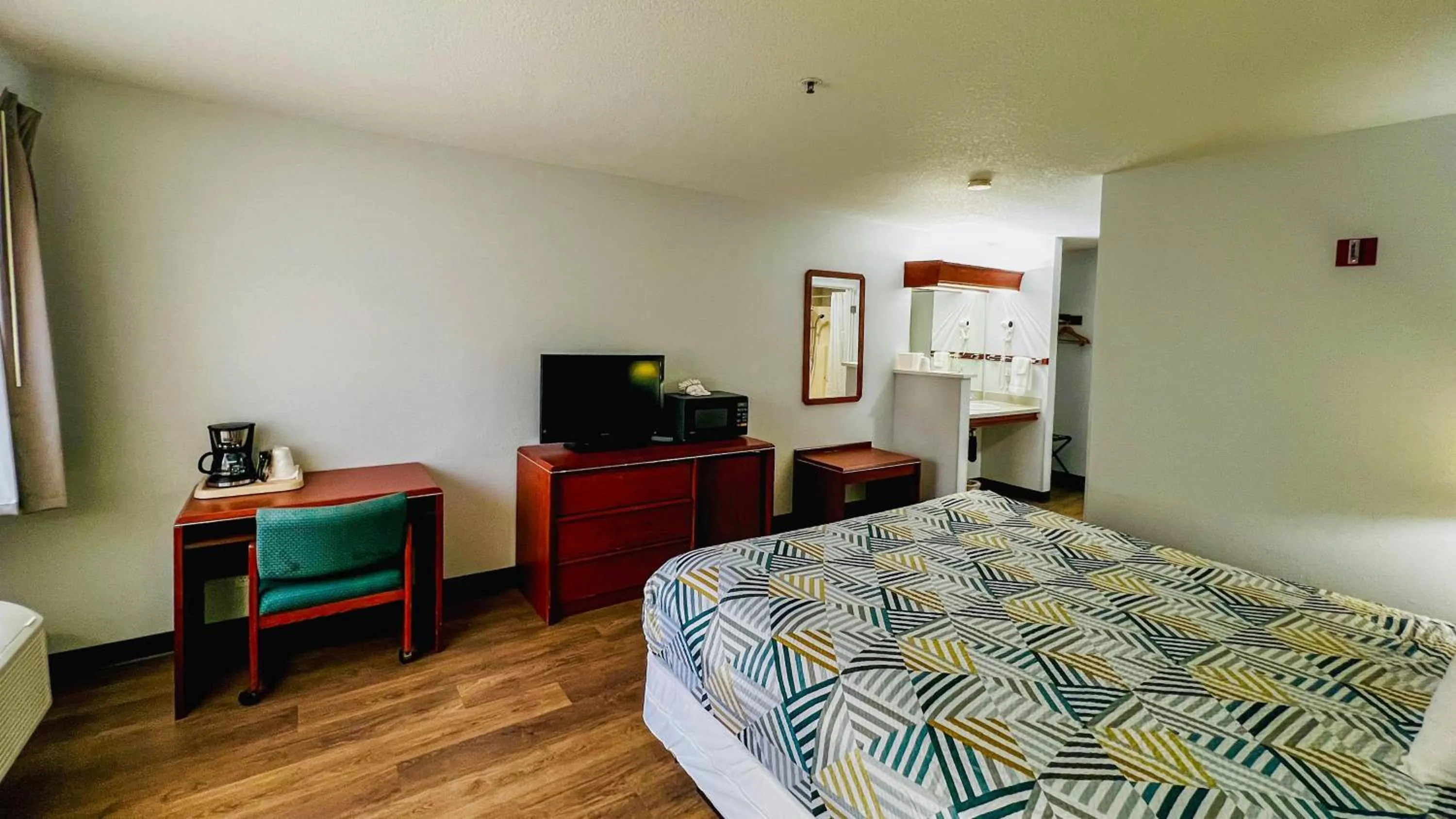 Photo of the whole room, Bed in Studio 6 Suites Portland OR I-5 OHSU