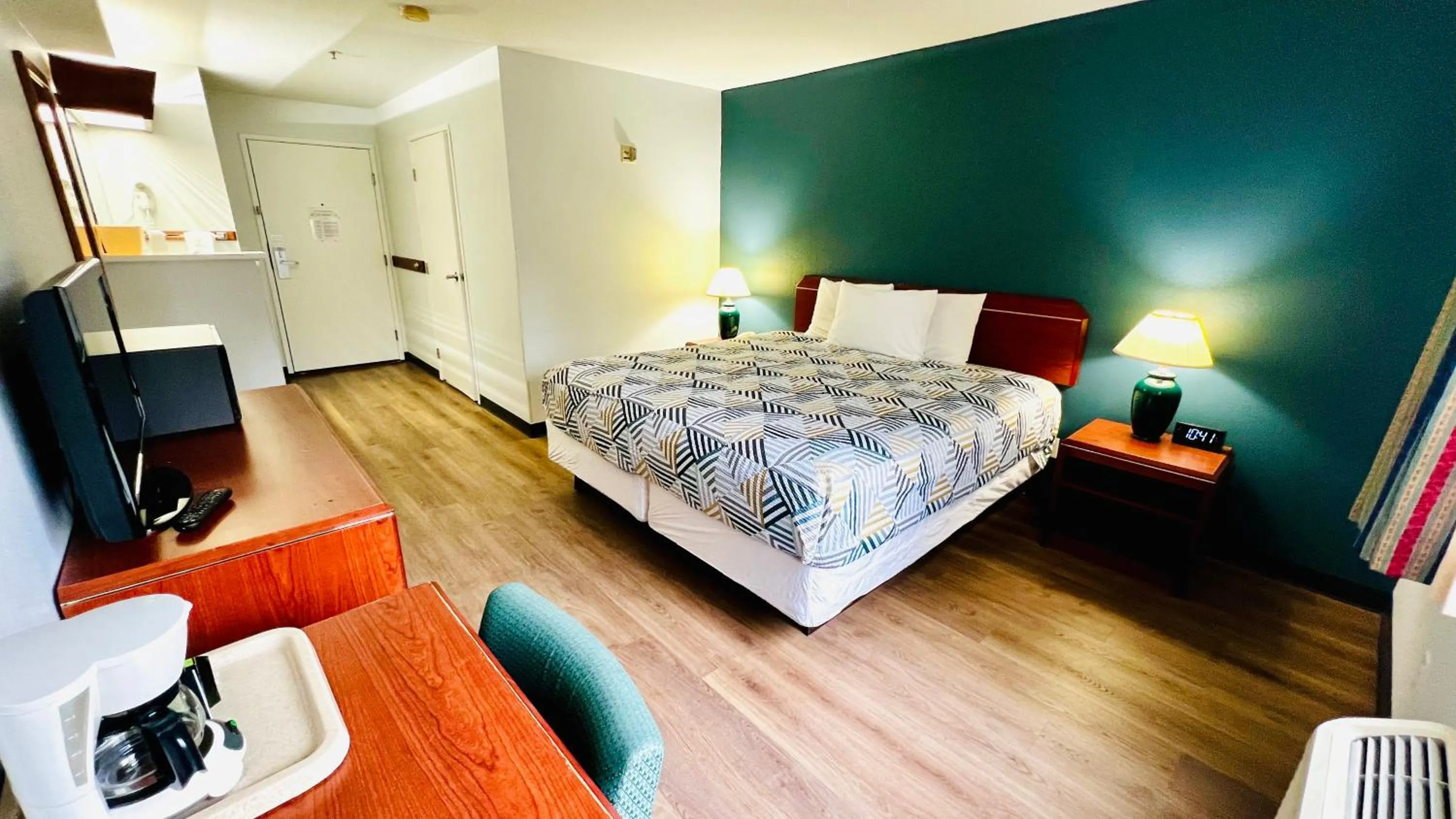 Photo of the whole room, Bed in Suites Portland OR- I-5 OHSU