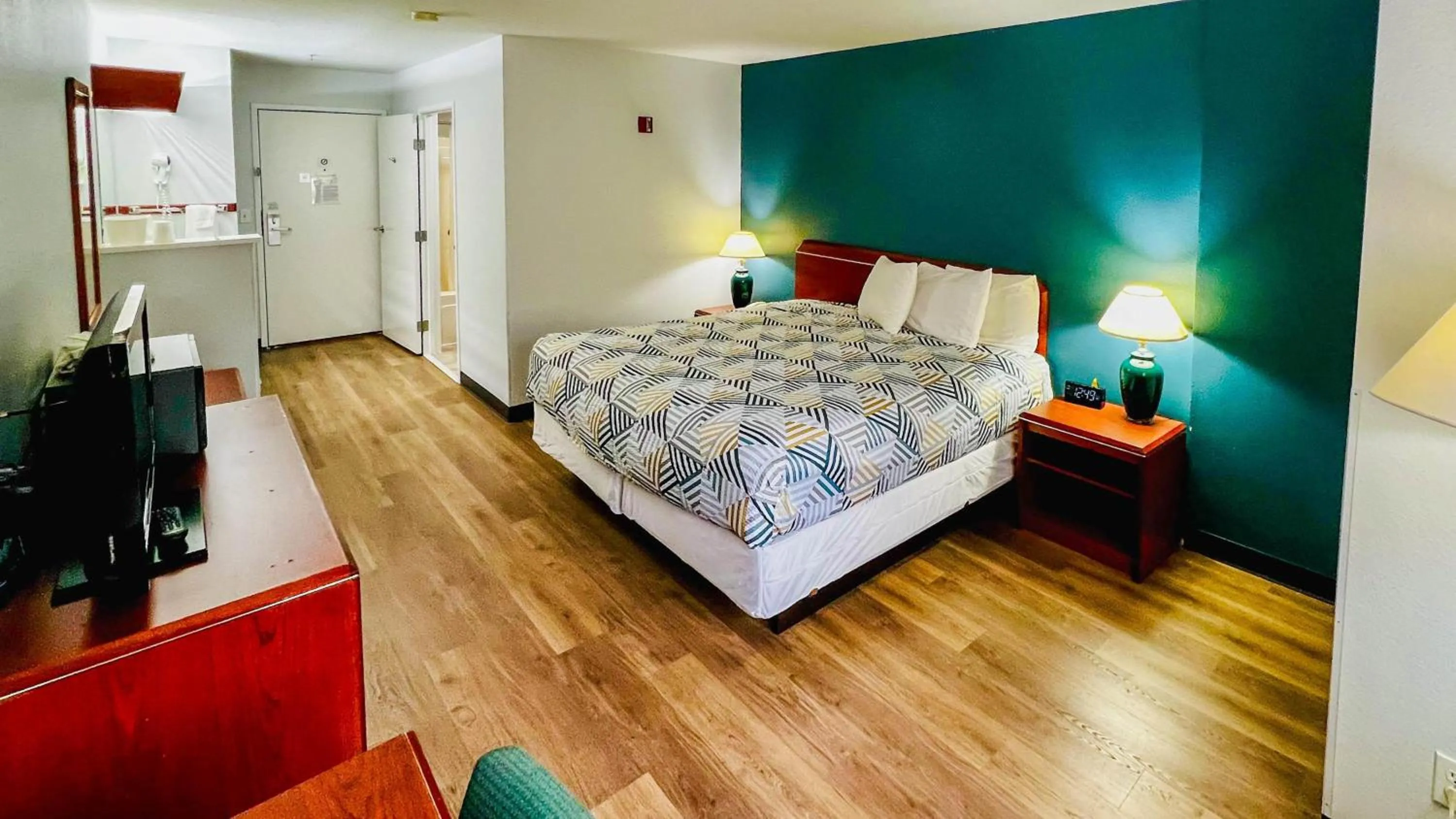 Photo of the whole room, Bed in Studio 6 Suites Portland OR I-5 OHSU