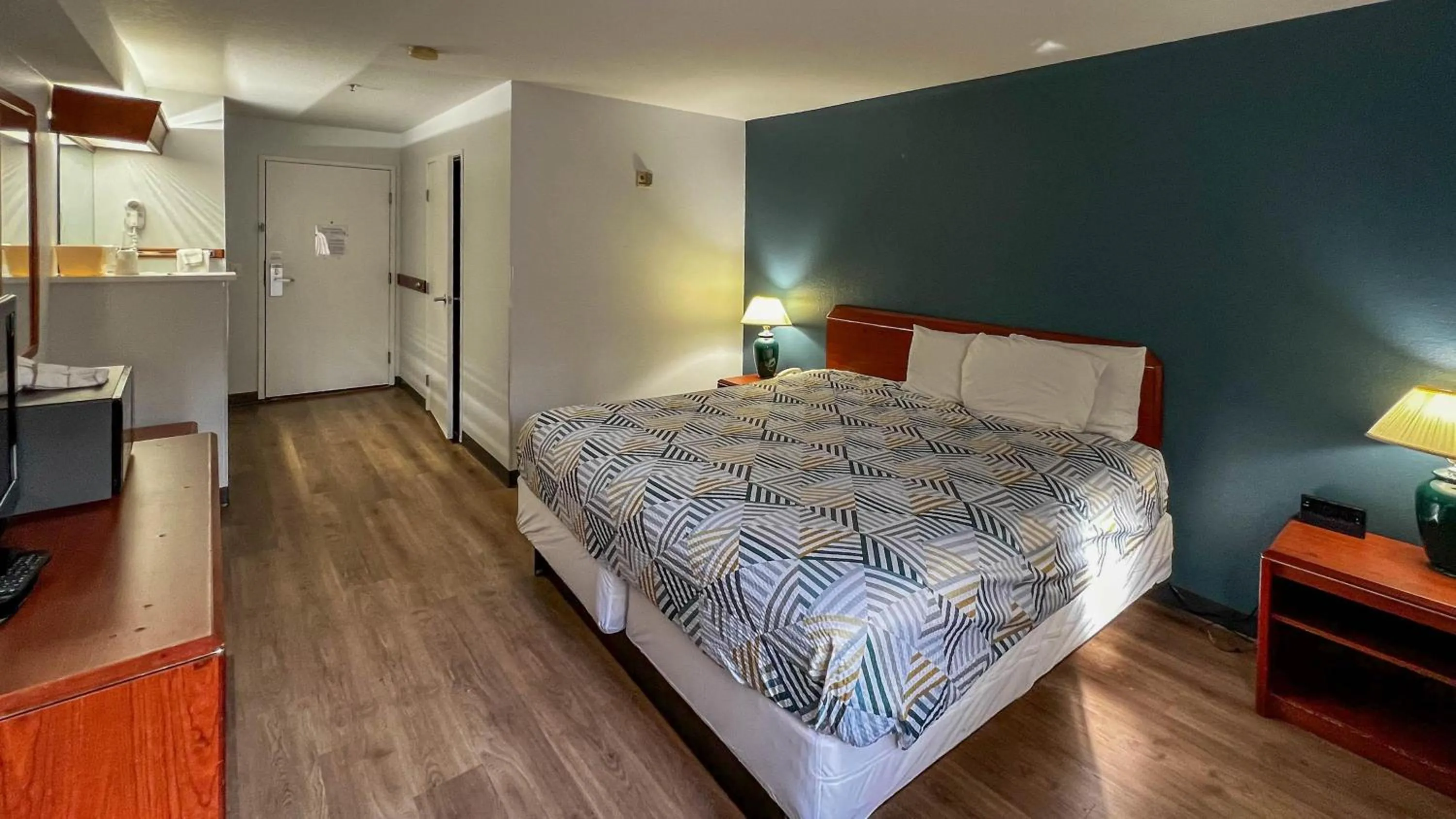 Photo of the whole room, Bed in Studio 6 Suites Portland OR I-5 OHSU