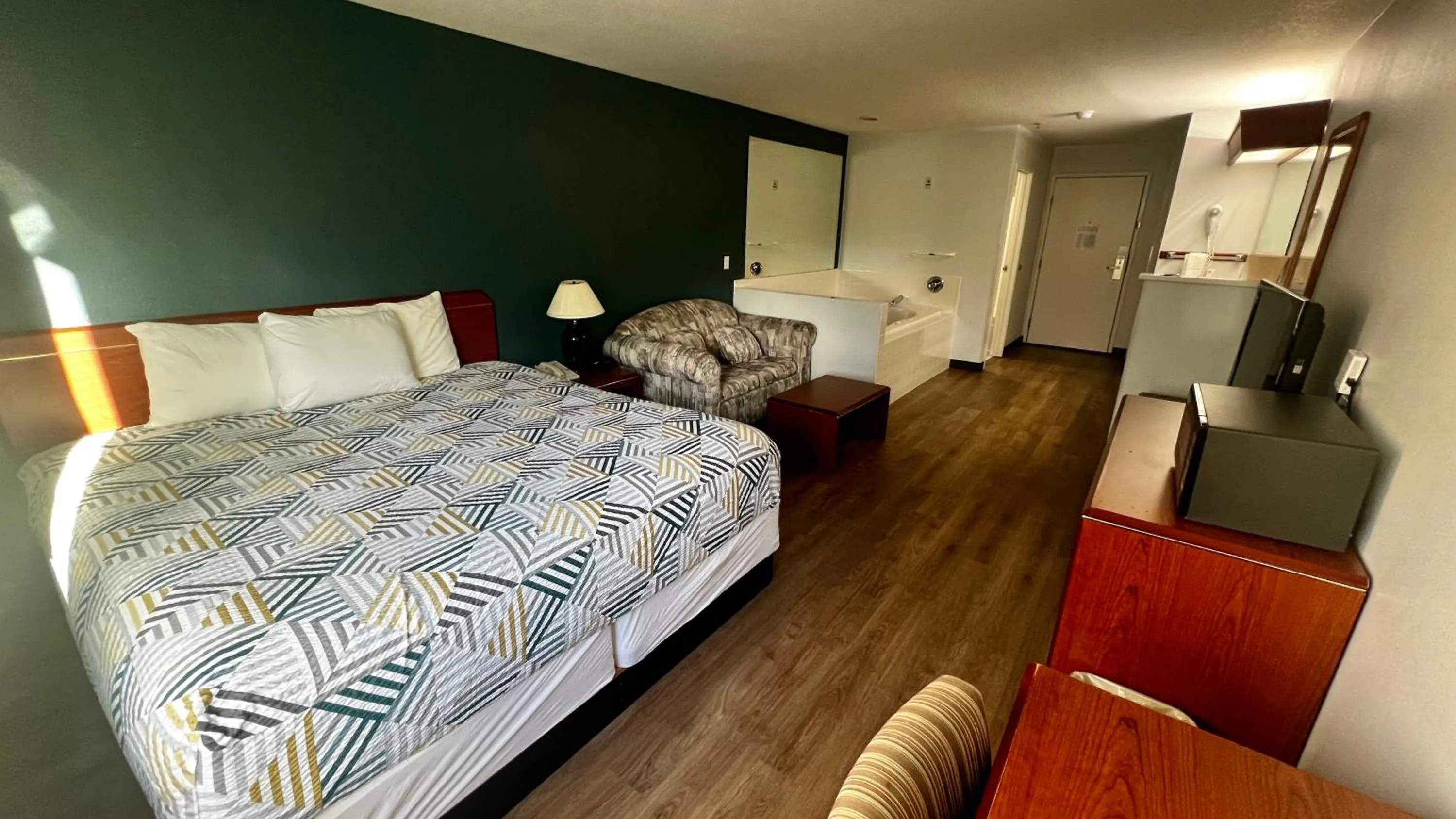 Bedroom, Bed in Suites Portland OR- I-5 OHSU