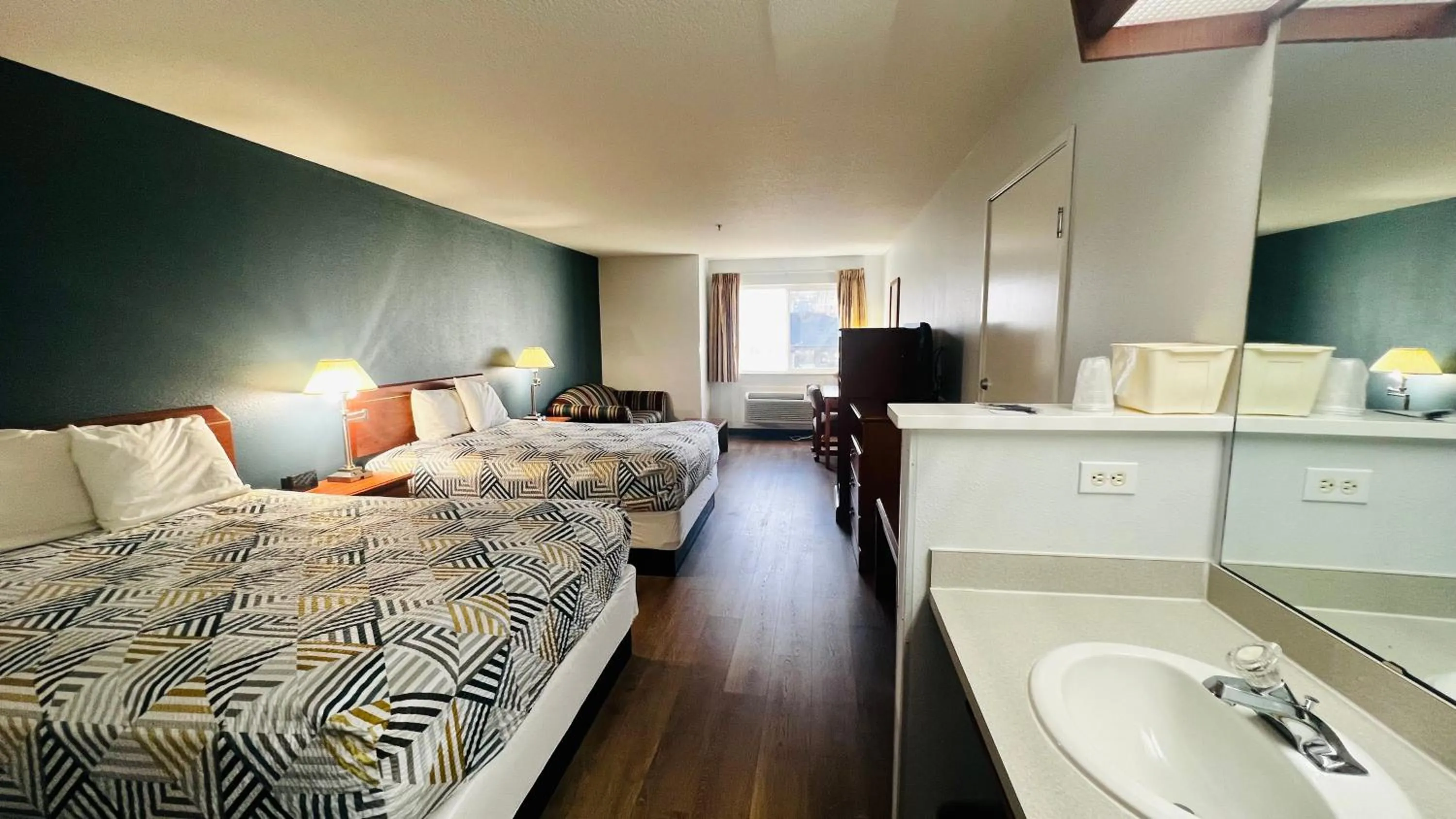 Bedroom, Bed in Suites Portland OR- I-5 OHSU