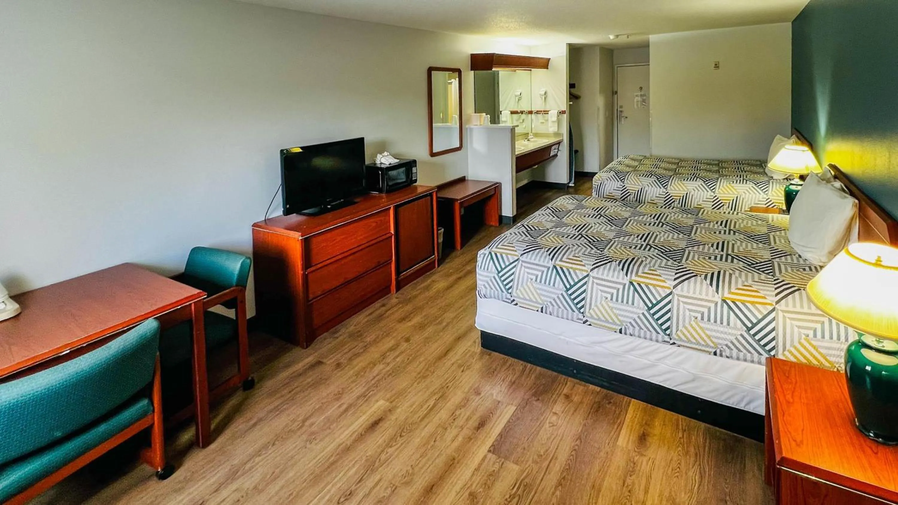 Photo of the whole room, Bed in Studio 6 Suites Portland OR I-5 OHSU