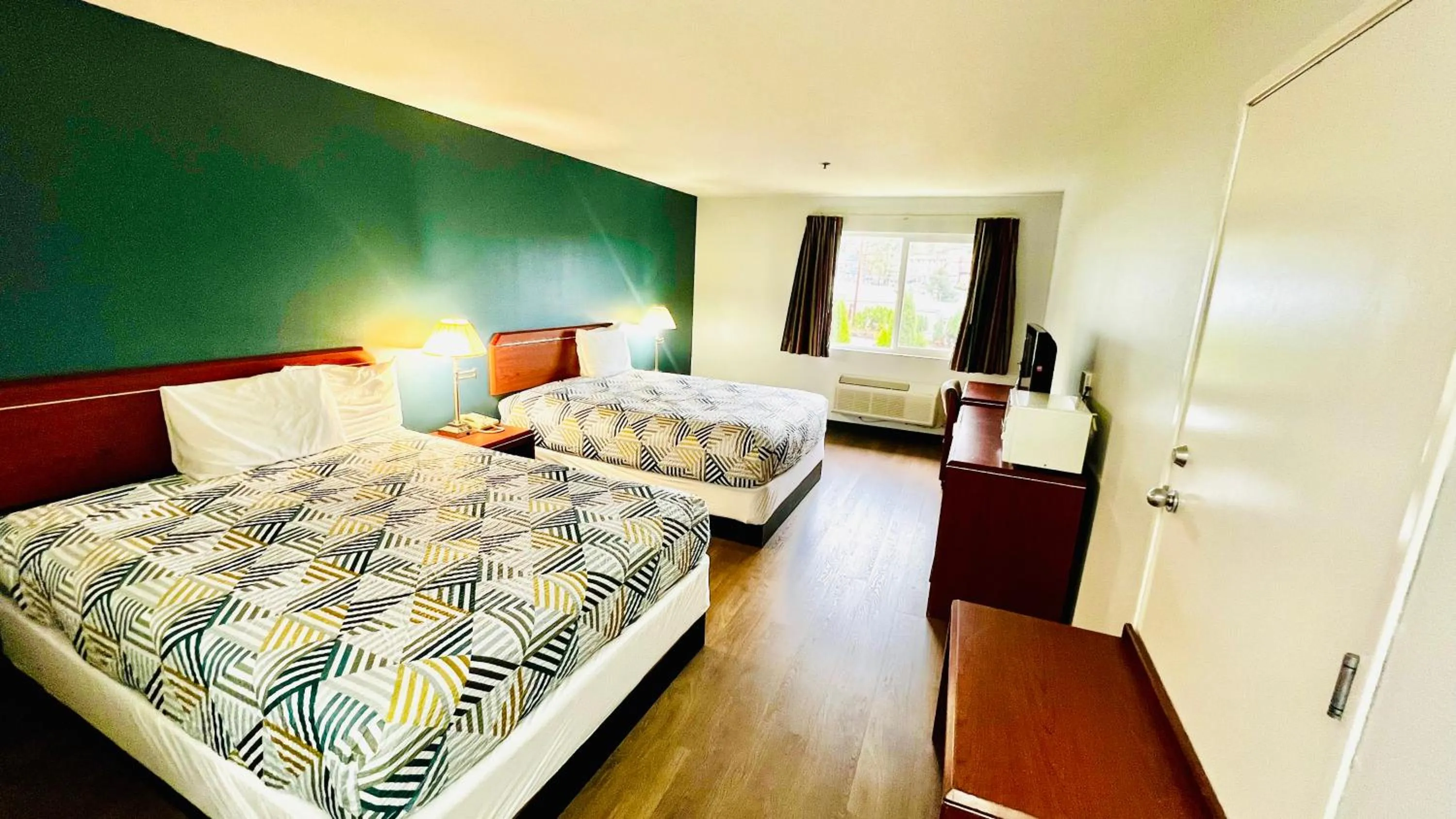 Photo of the whole room, Bed in Suites Portland OR- I-5 OHSU