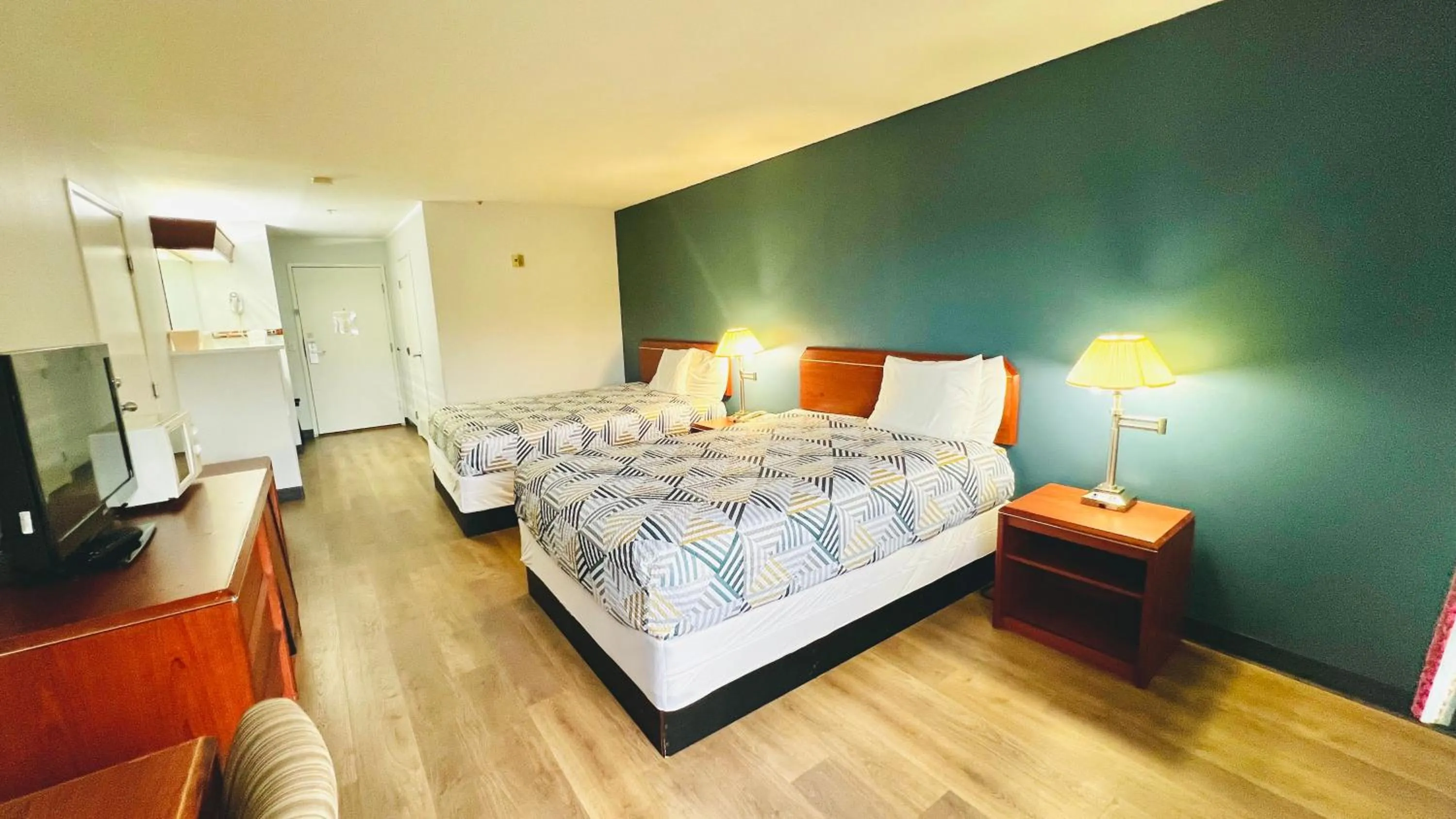 Bedroom, Bed in Suites Portland OR- I-5 OHSU