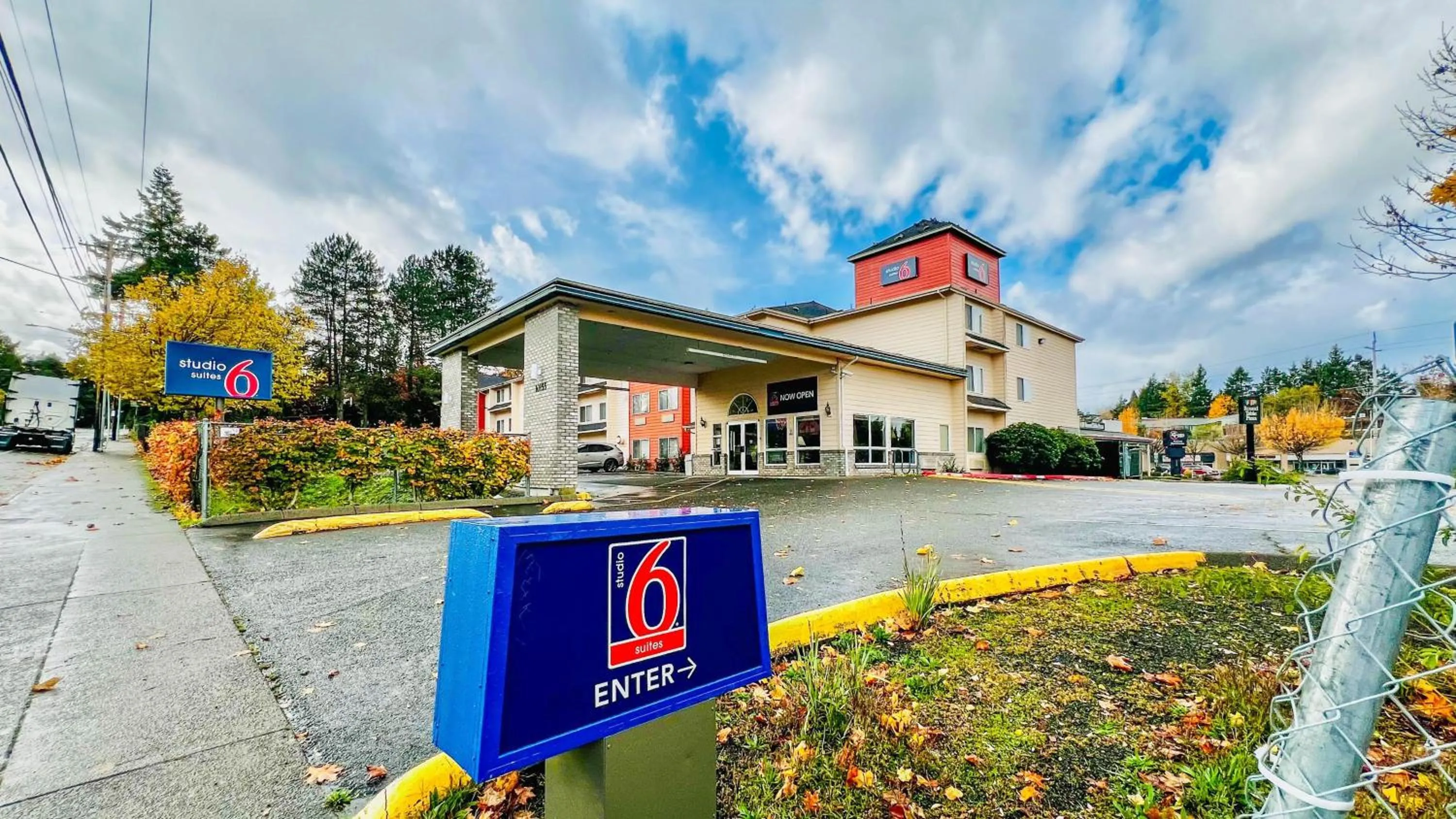 Property building in Studio 6 Suites Portland OR I-5 OHSU