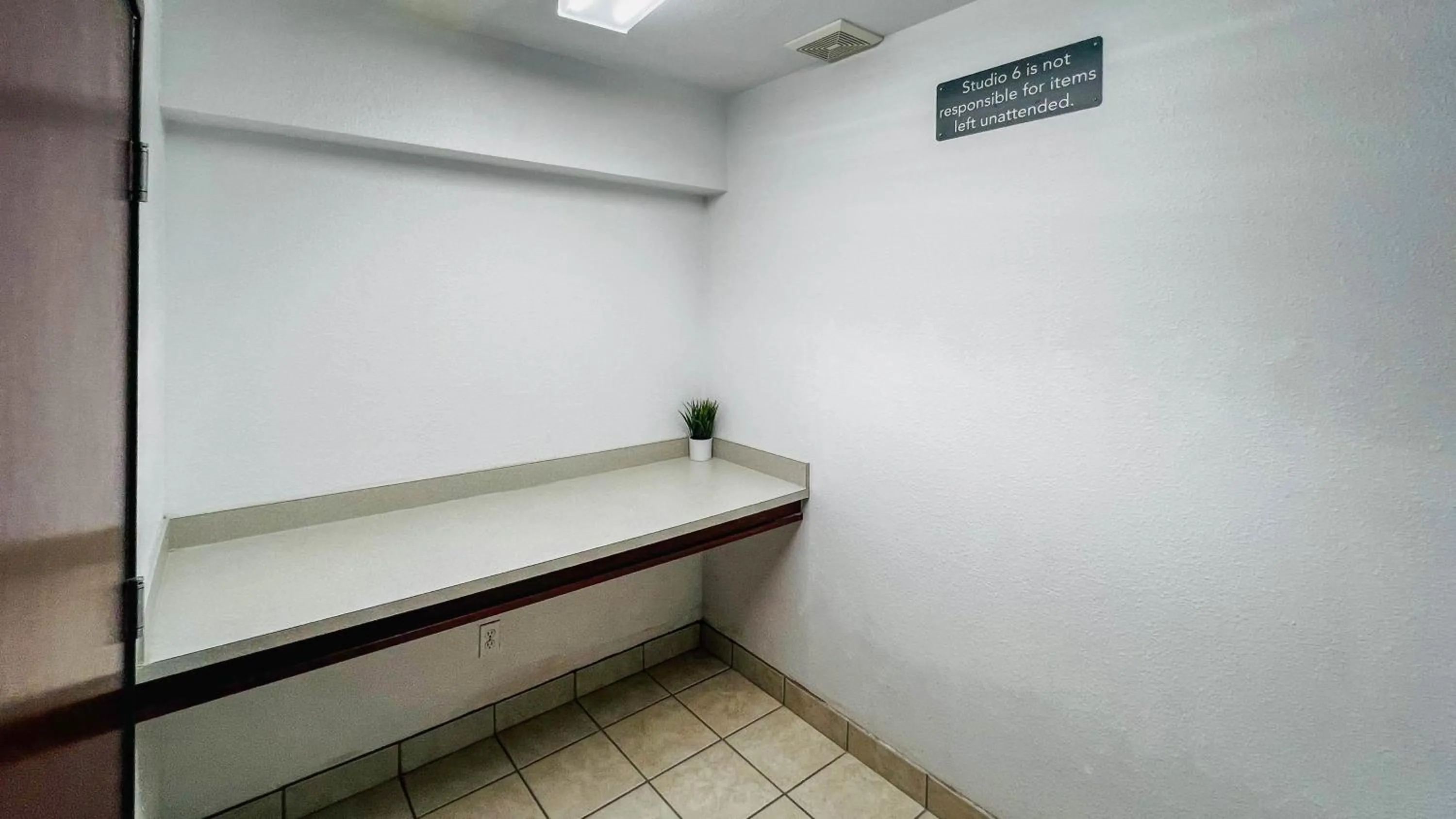 Property building in Studio 6 Suites Portland OR I-5 OHSU