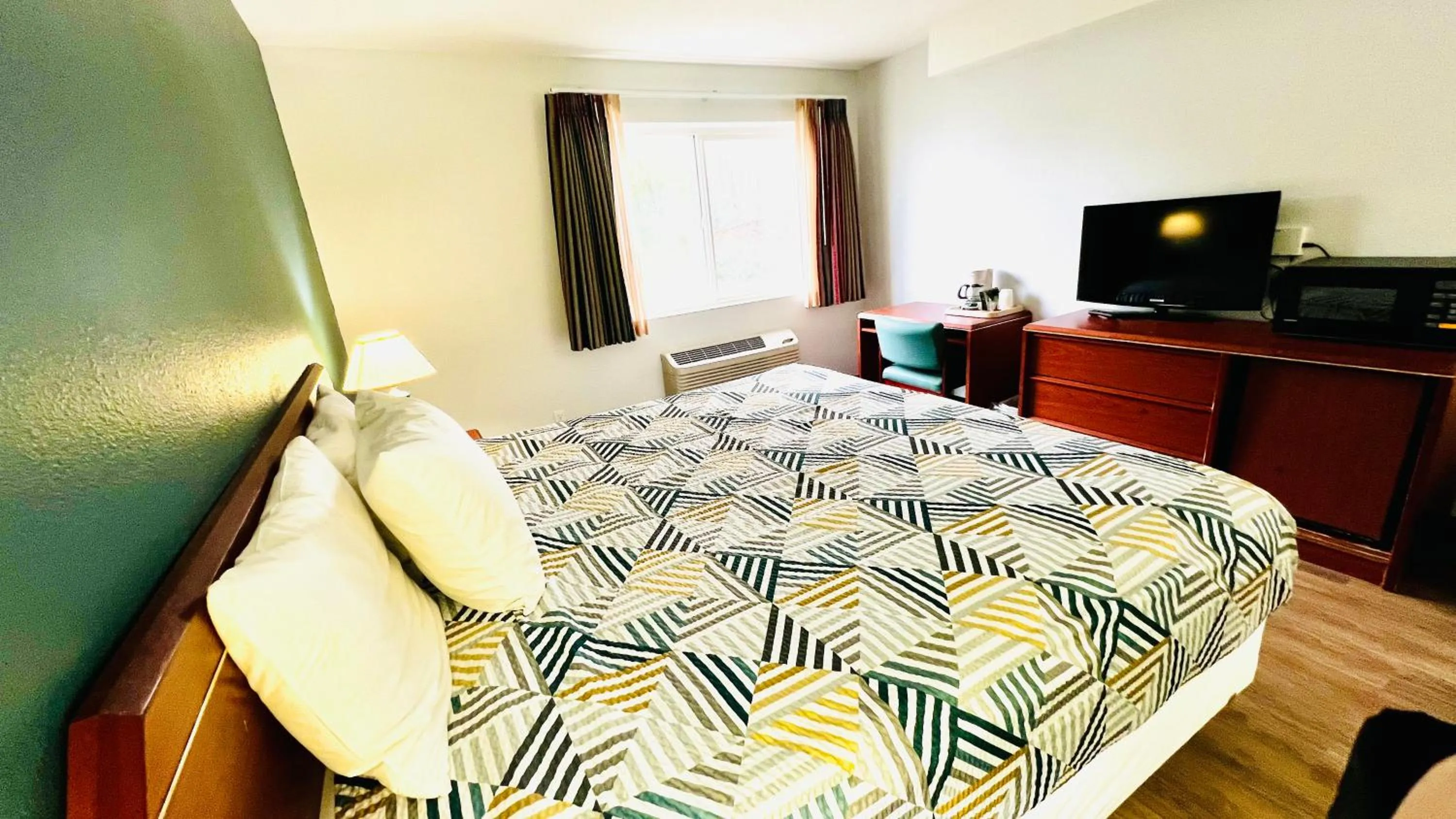 Bedroom, Bed in Suites Portland OR- I-5 OHSU