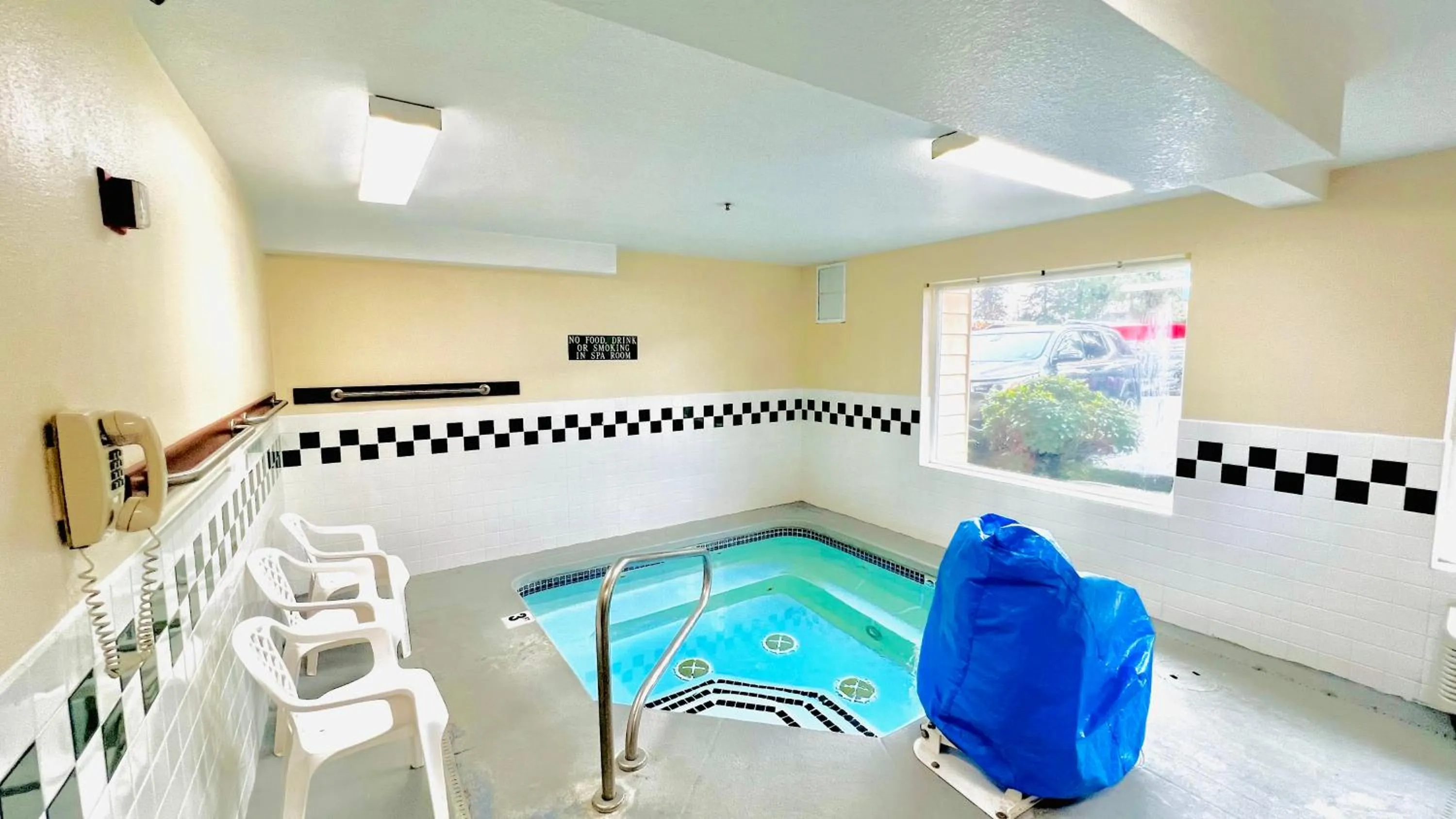 Hot Tub in Suites Portland OR- I-5 OHSU