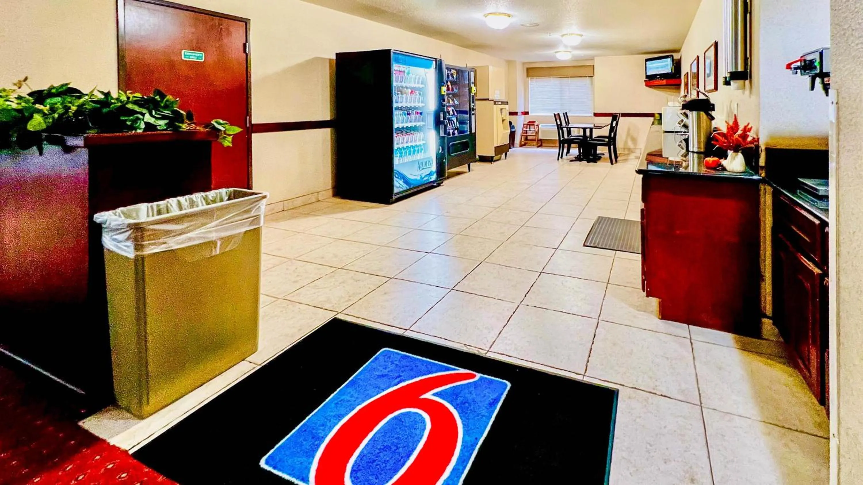 Lobby or reception in Studio 6 Suites Portland OR I-5 OHSU