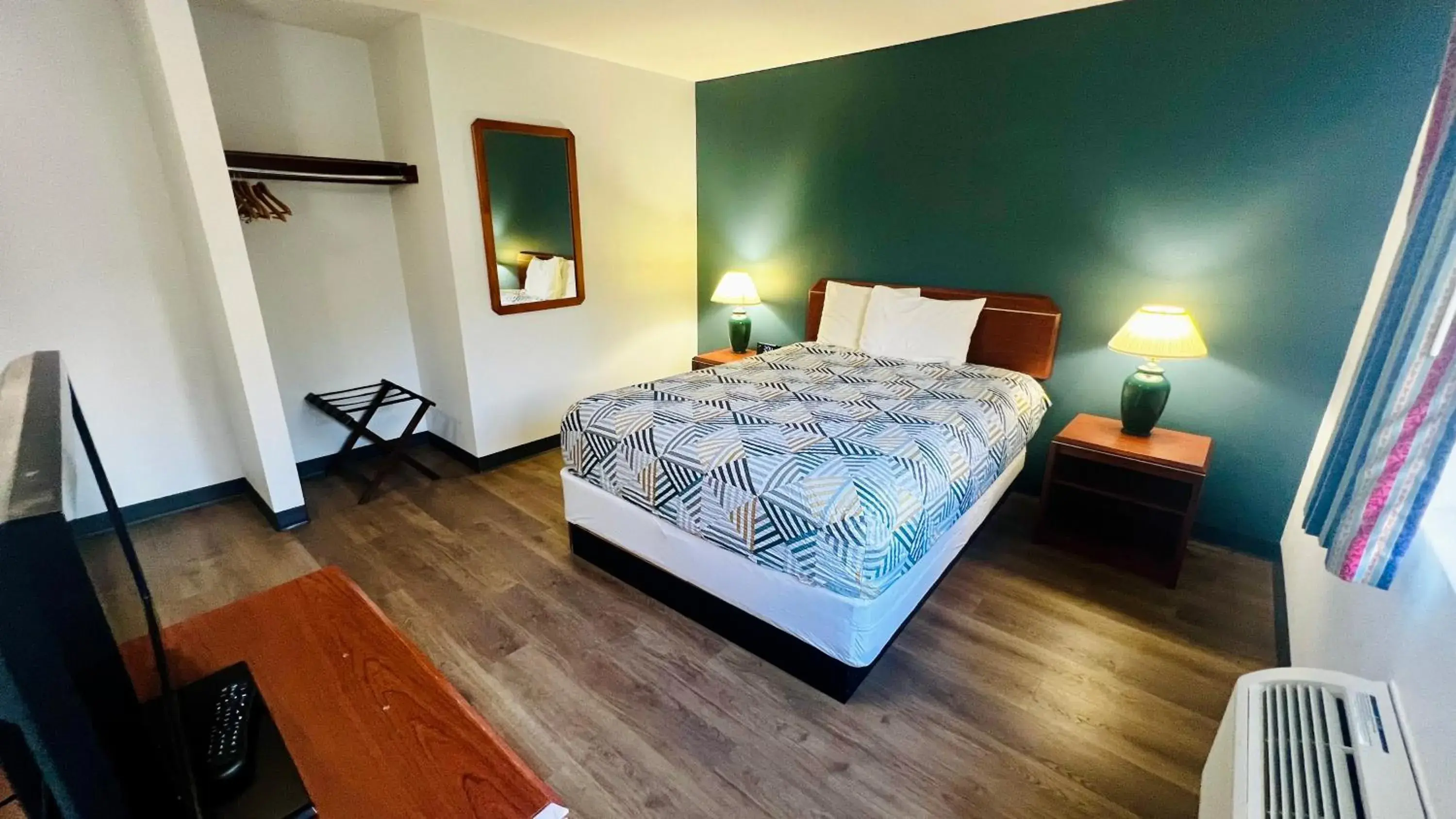 Deluxe Queen Room with Two Queen Beds - Non-Smoking in Suites Portland OR- I-5 OHSU Deluxe Queen Room with Two Queen Beds - Non-Smoking in Suites Portland OR- I-5 OHSU