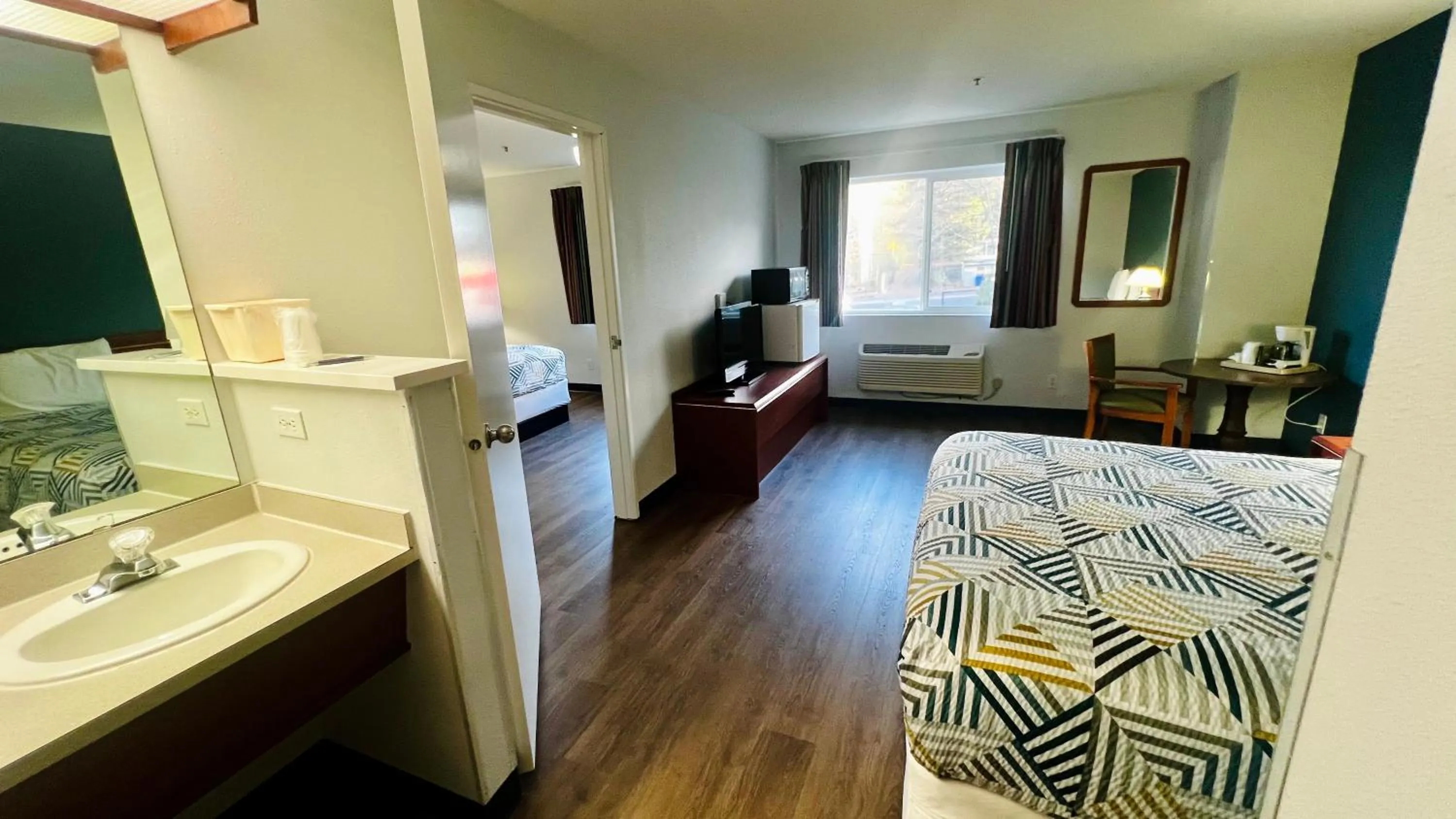 Bedroom, Bed in Suites Portland OR- I-5 OHSU