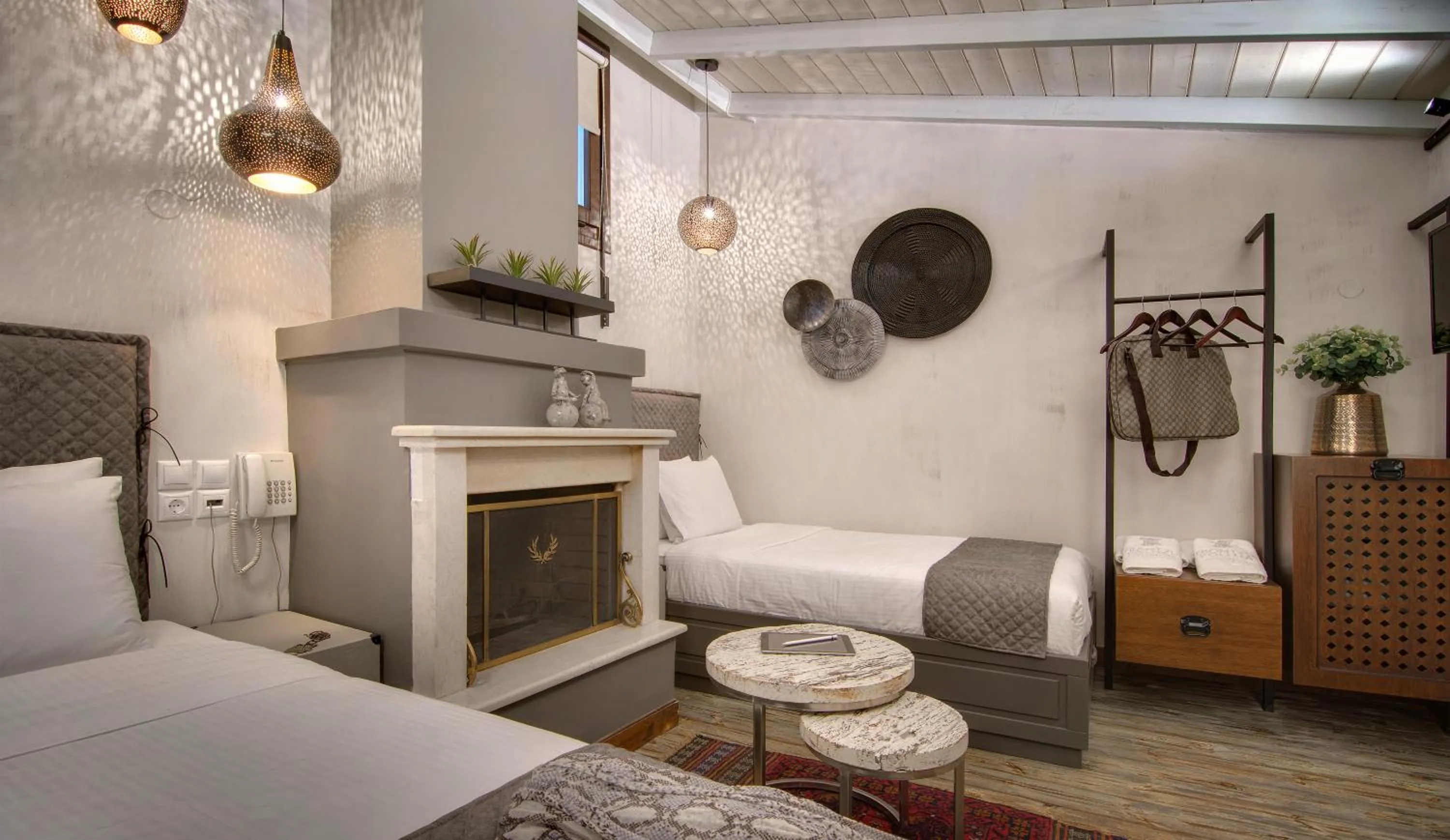 Photo of the whole room, Bed in Frontzu Politia