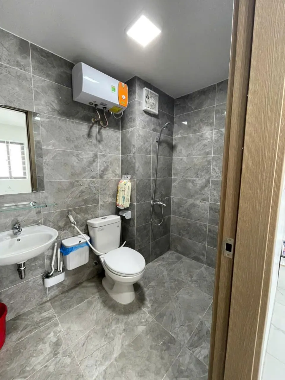 Toilet in Vu Gia Khanh Apartment