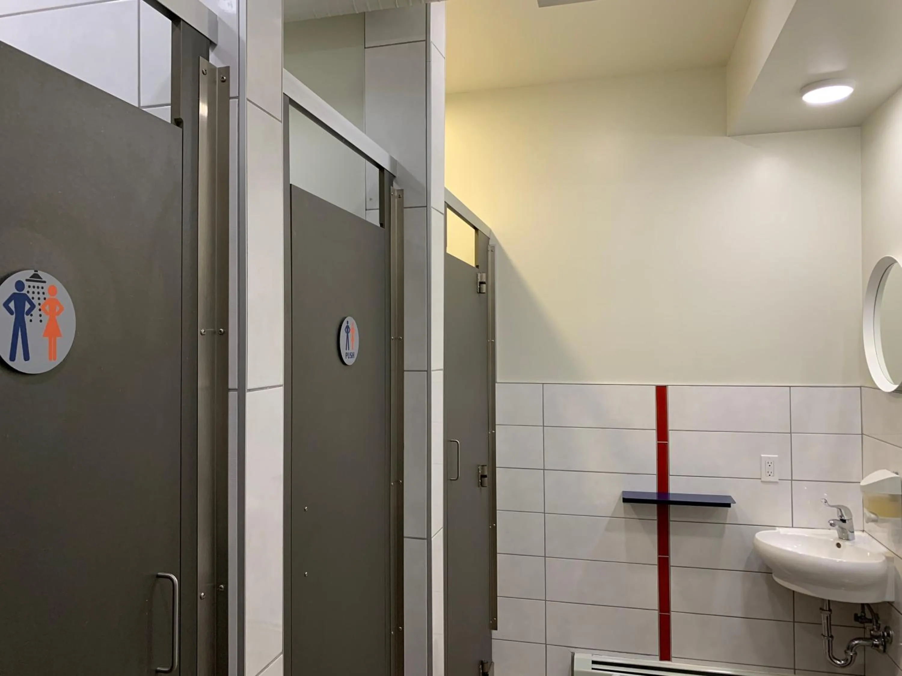 Shower in Jasper Downtown Hostel