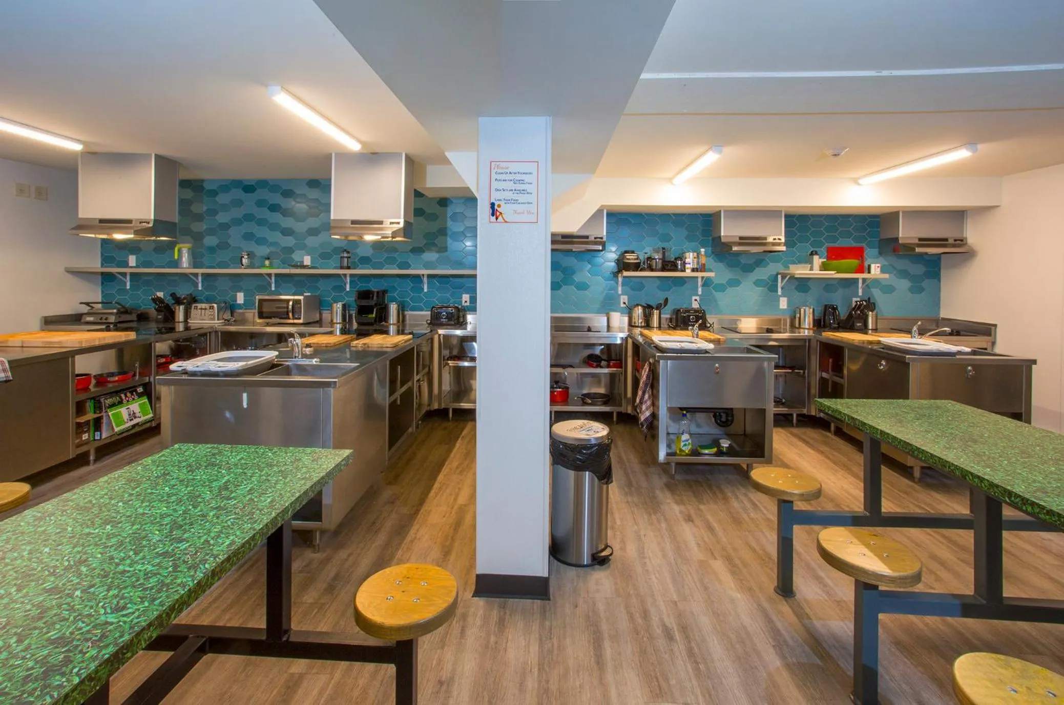 Kitchen or kitchenette in Jasper Downtown Hostel