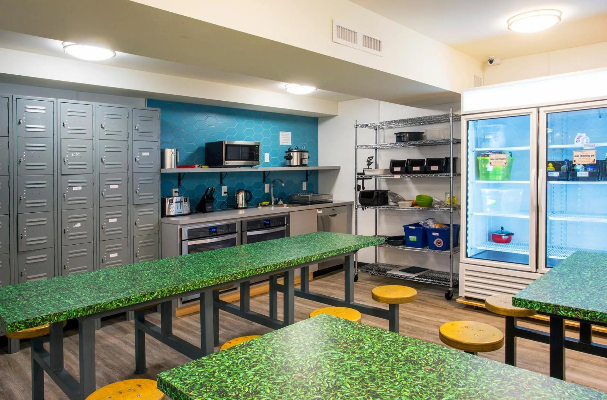 Kitchen or kitchenette in Jasper Downtown Hostel