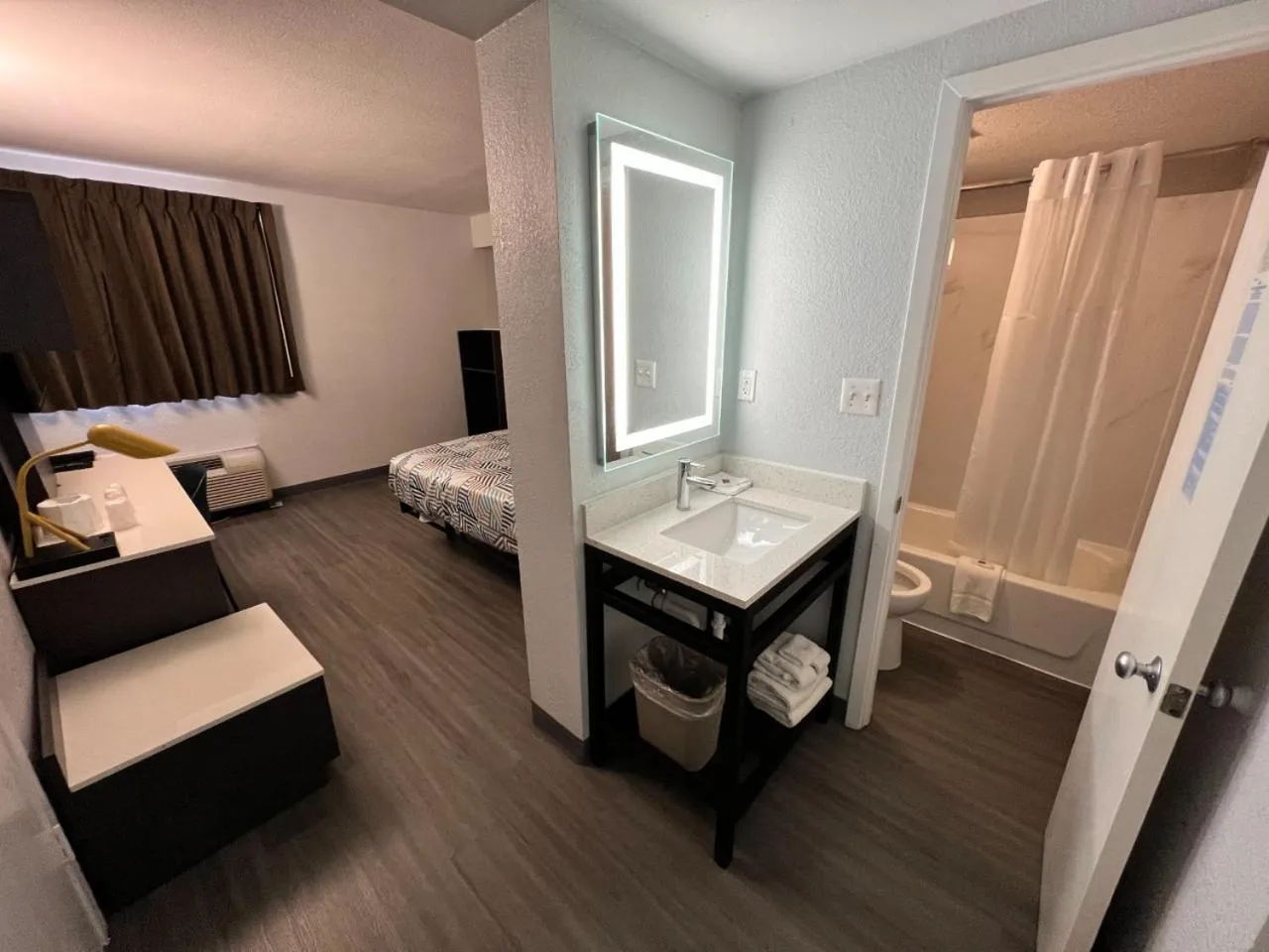 Photo of the whole room, Bed in Motel 6-Council Bluffs, IA - Omaha East