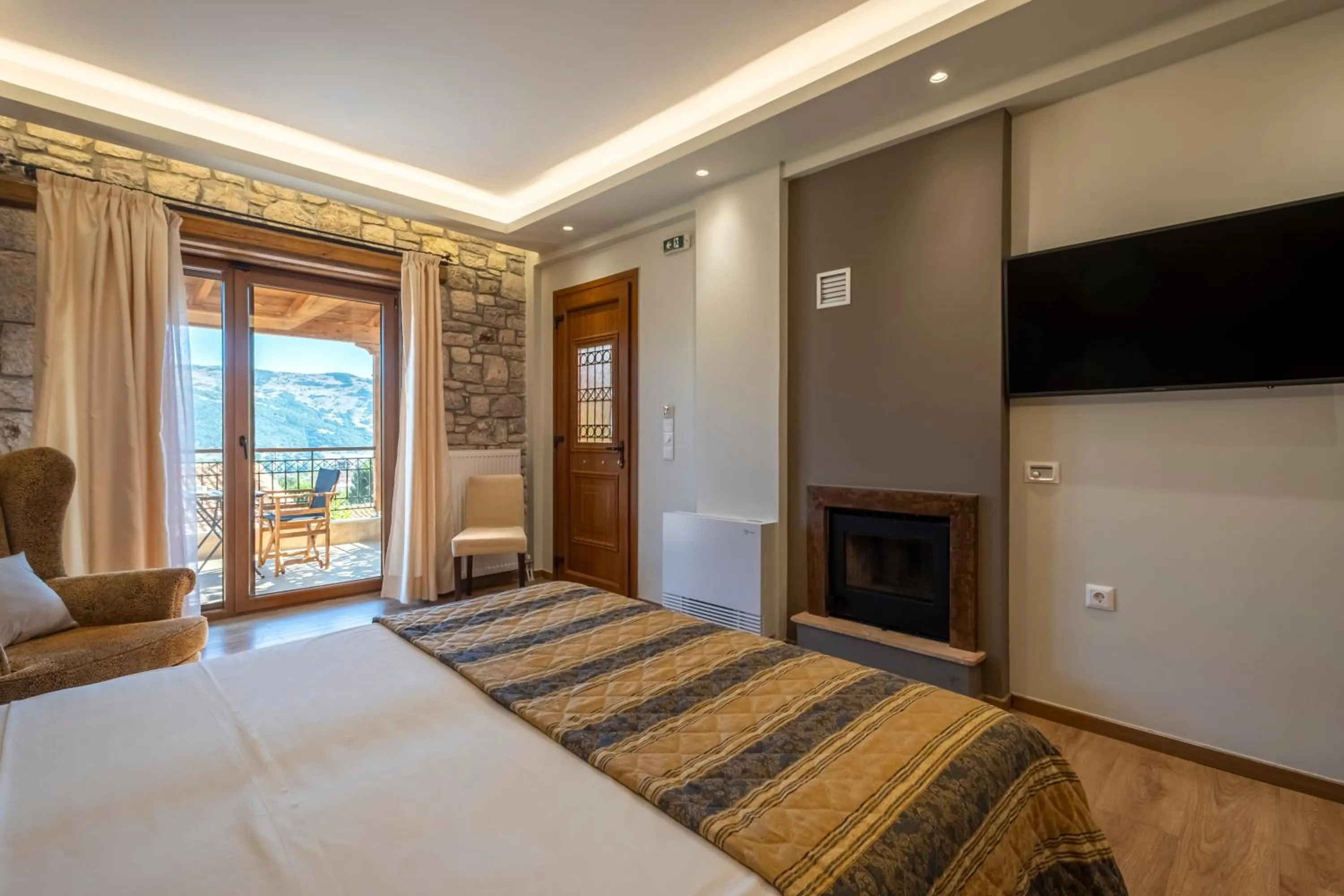 TV and multimedia, Bed in Finday Eco Boutique Hotel