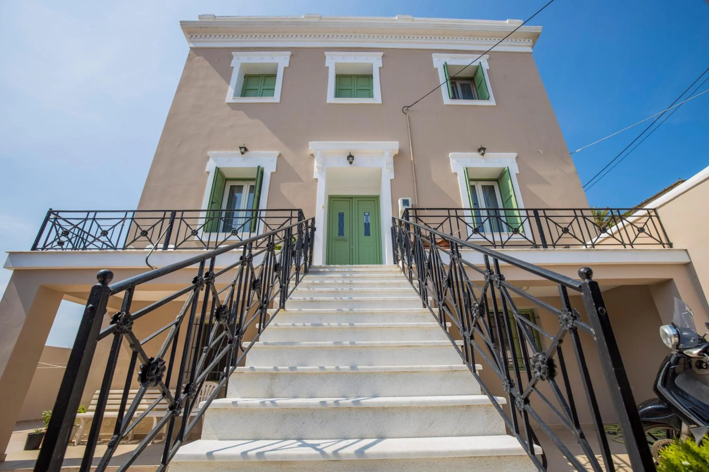 Facade/entrance in Pyrgos Sofokleous
