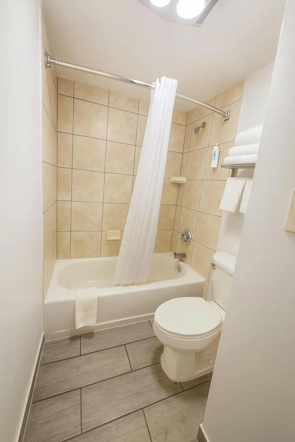 Shower in Clarion Inn Idaho Falls Riverfront