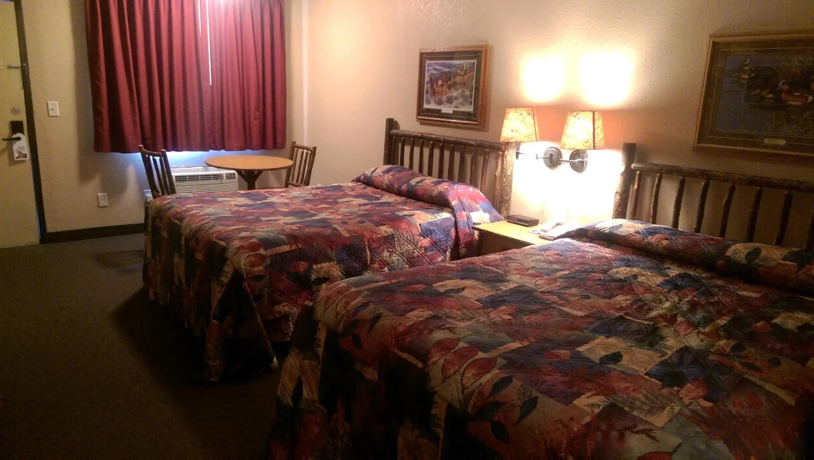 Bed in Rushmore Express & Suites