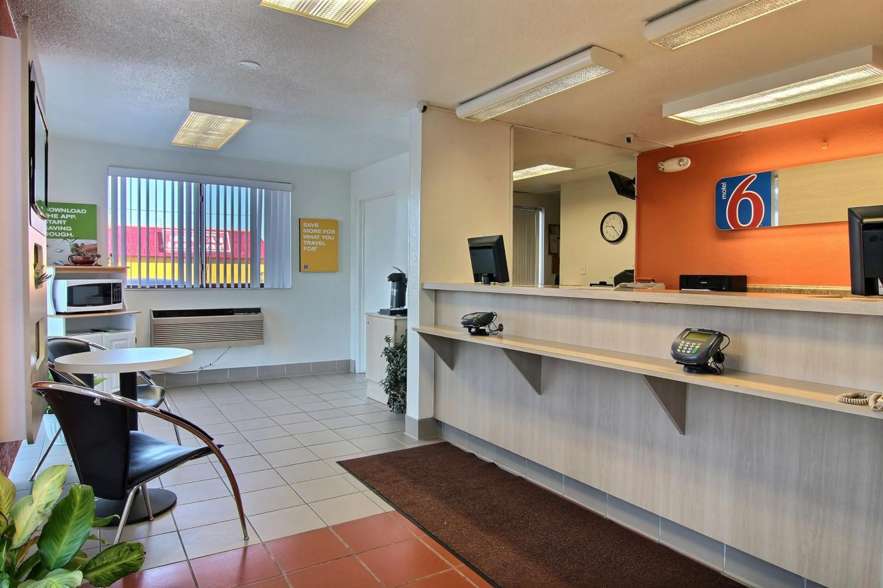 Lobby or reception in Motel 6-Fargo, ND - West Acres - North Fargo