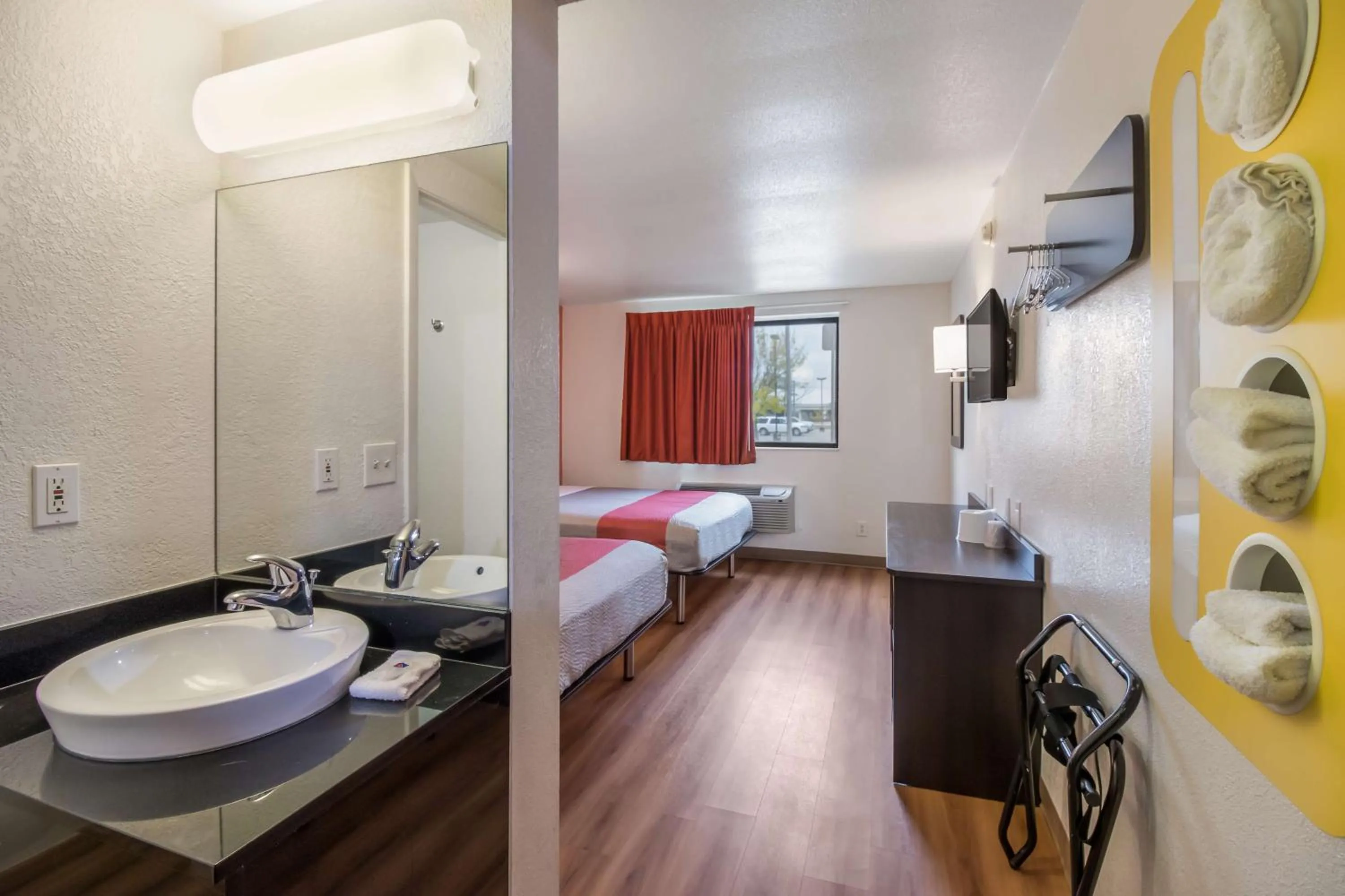 Bathroom, Bed in Motel 6-Fargo, ND - West Acres - North Fargo