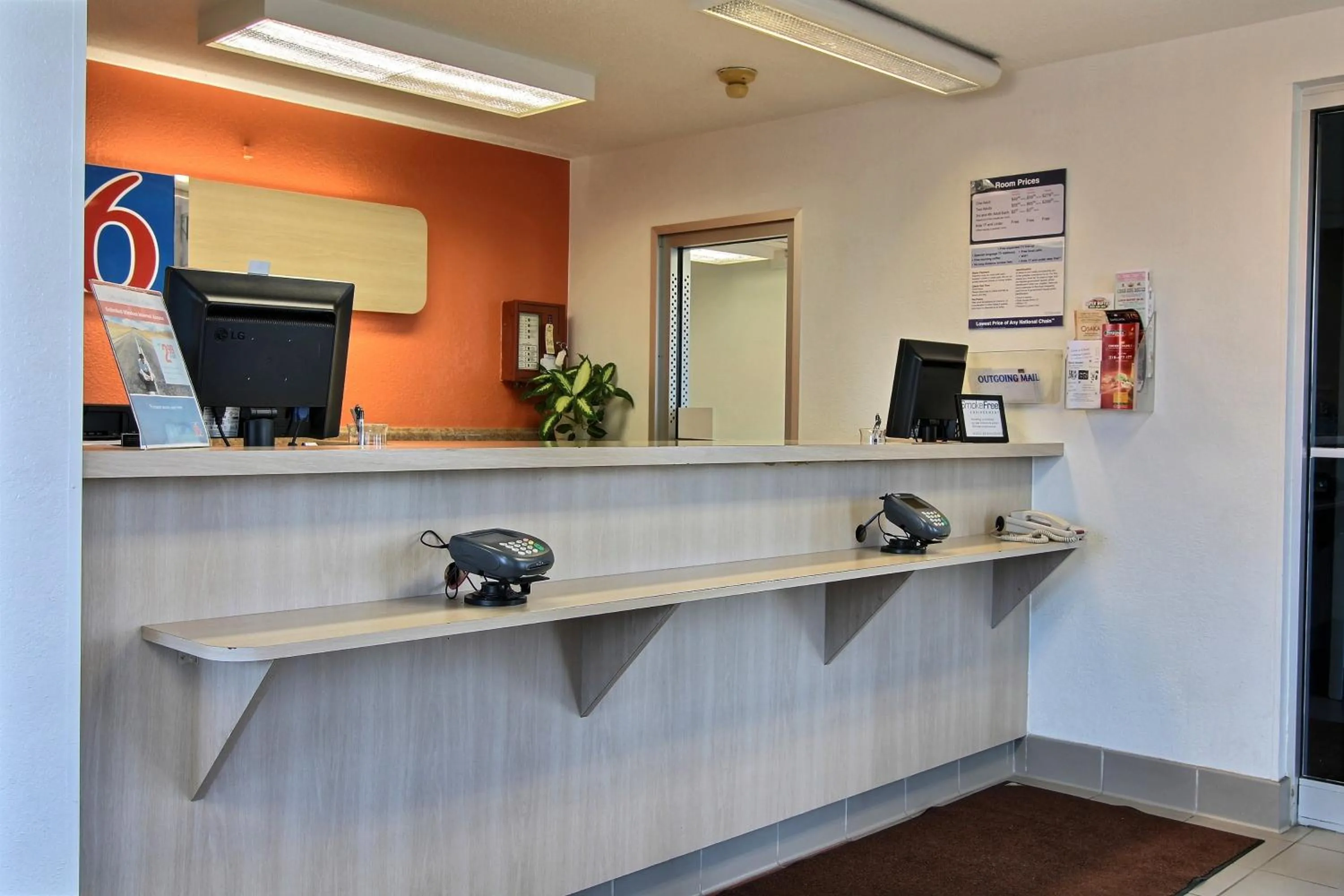 Lobby or reception in Motel 6-Fargo, ND - West Acres - North Fargo