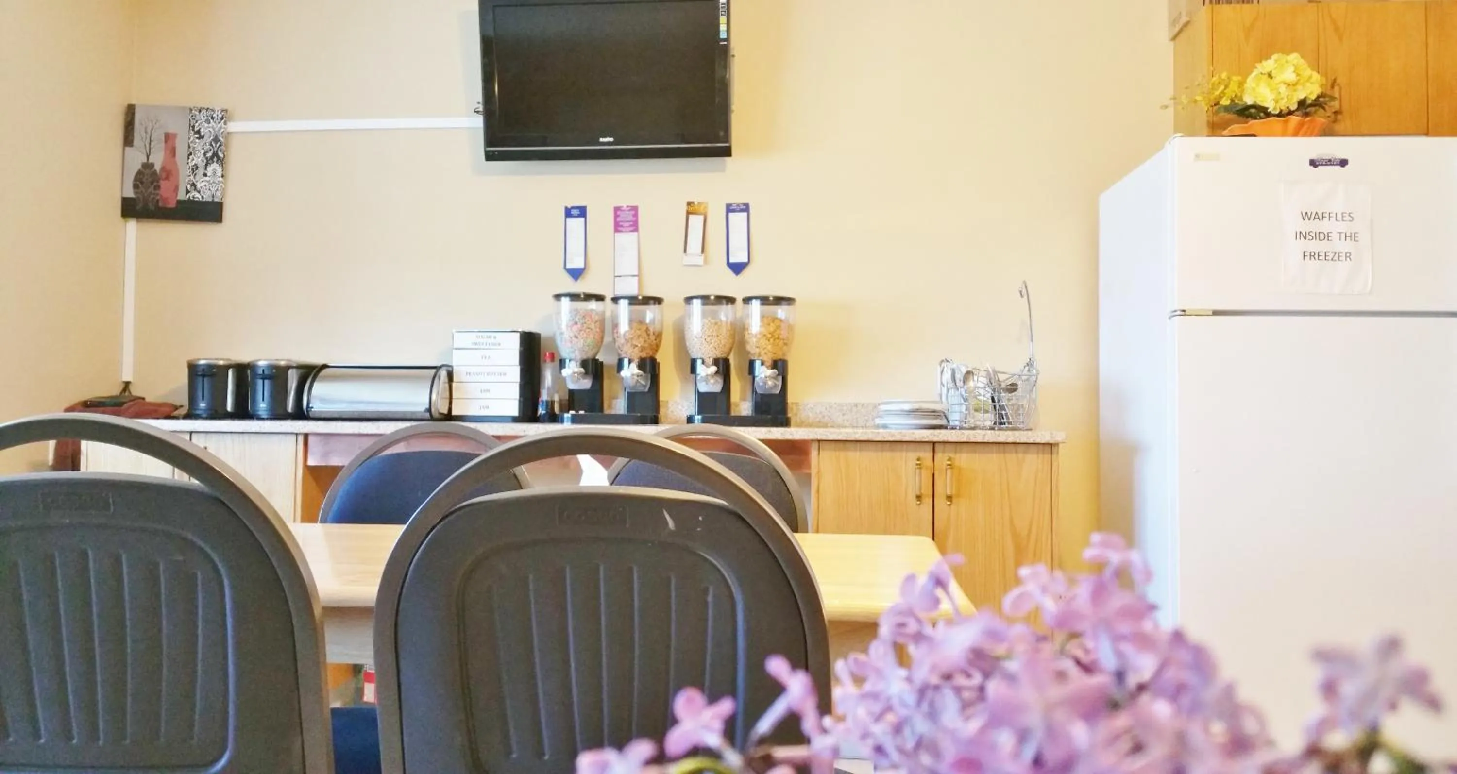 Dining area in Alpine Motel