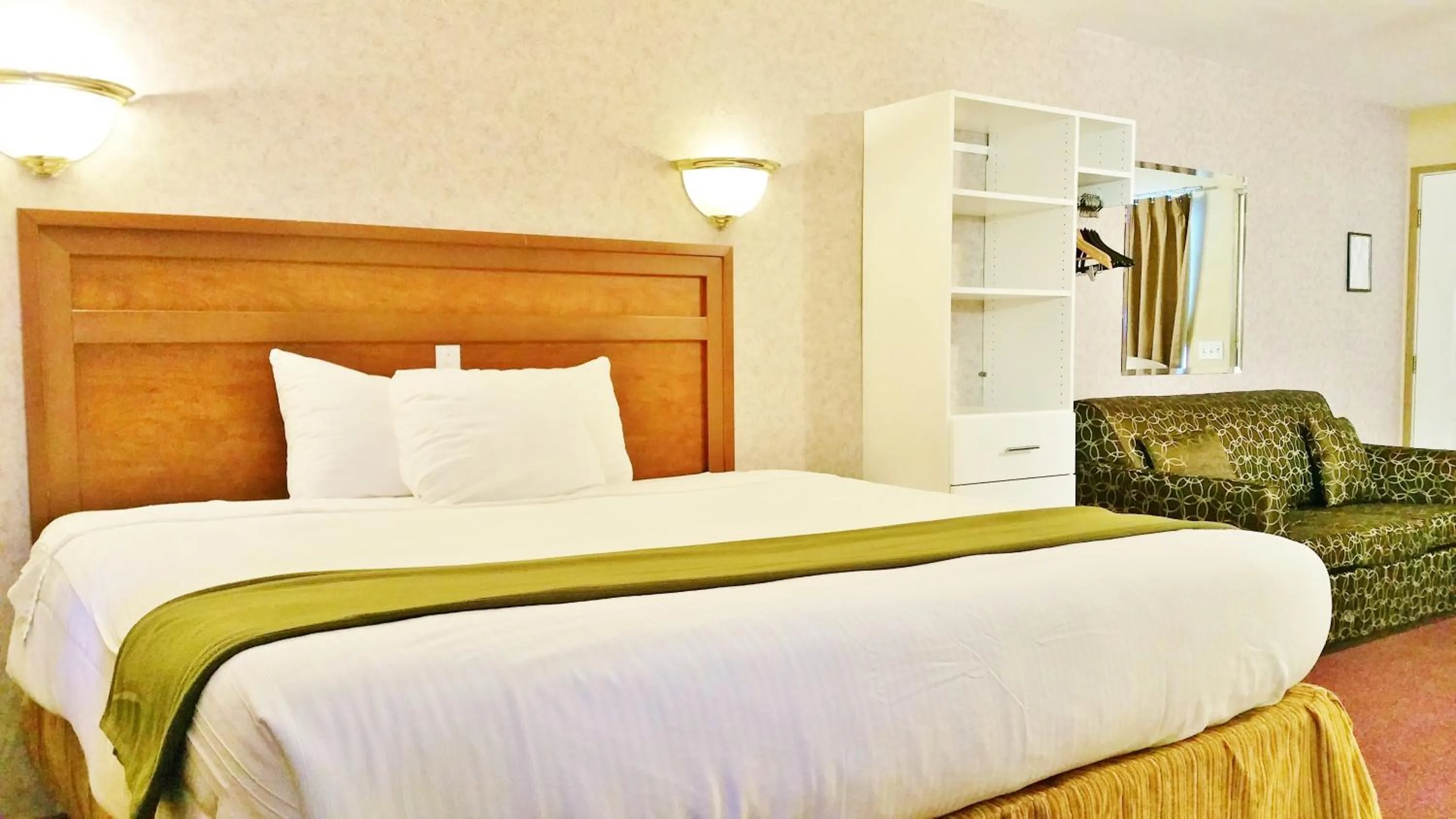 Photo of the whole room, Bed in Alpine Motel