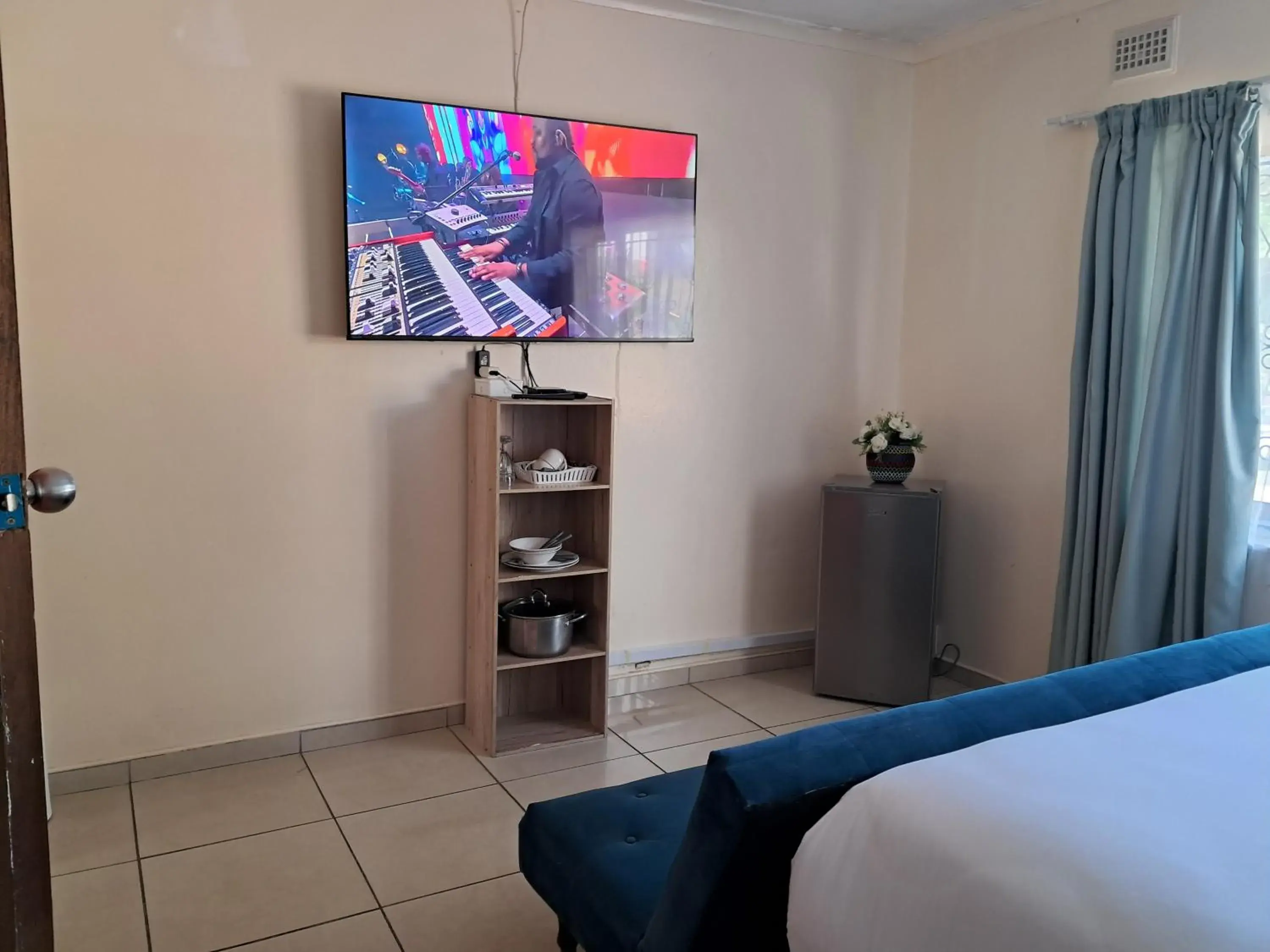 Double Room with Private Bathroom - single occupancy in 25 Jacaranda Lodge & Backpackers Double Room with Private Bathroom - single occupancy in 25 Jacaranda Lodge & Backpackers