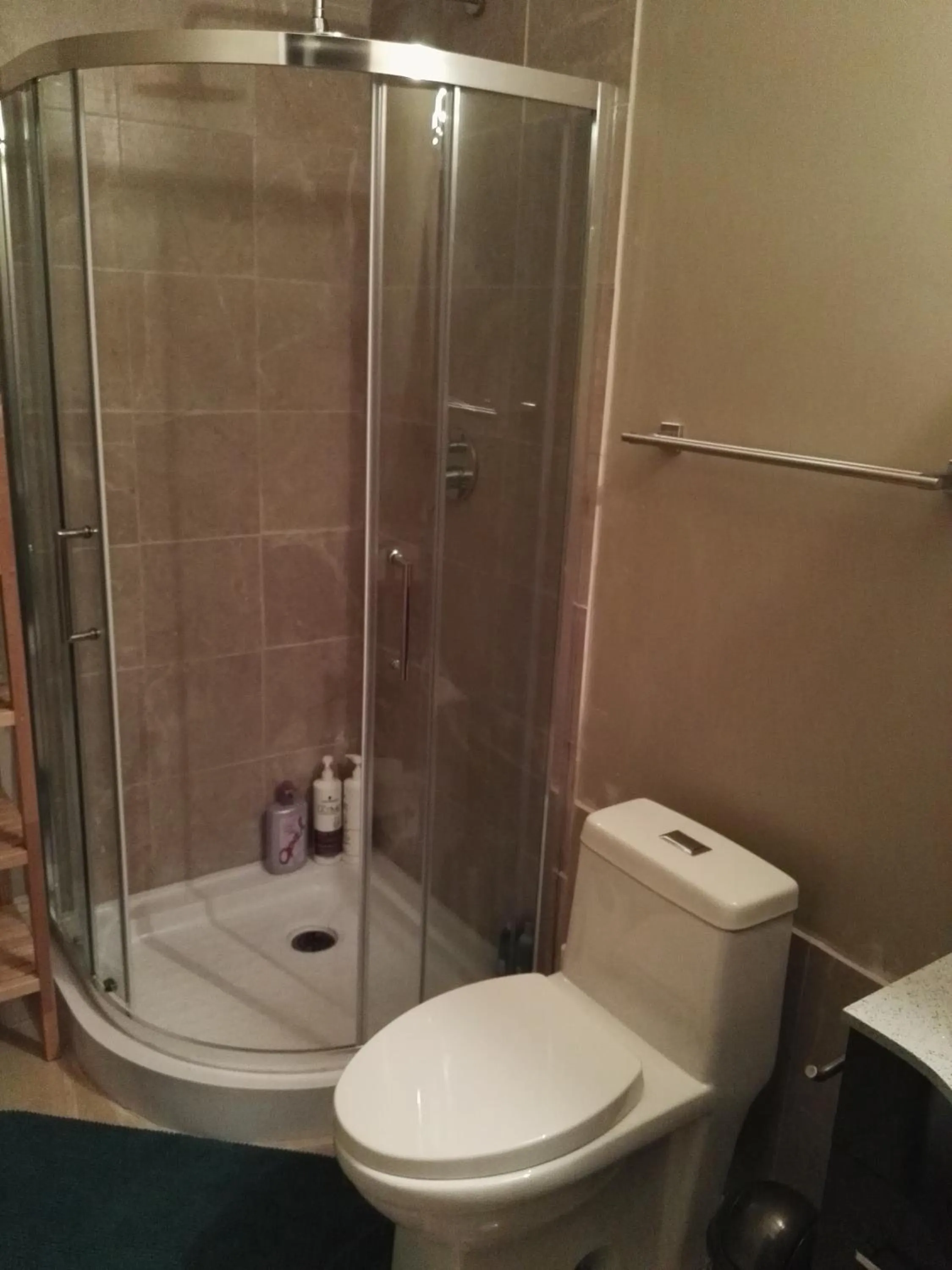 Shower in Sunny Island by White Rock B&B