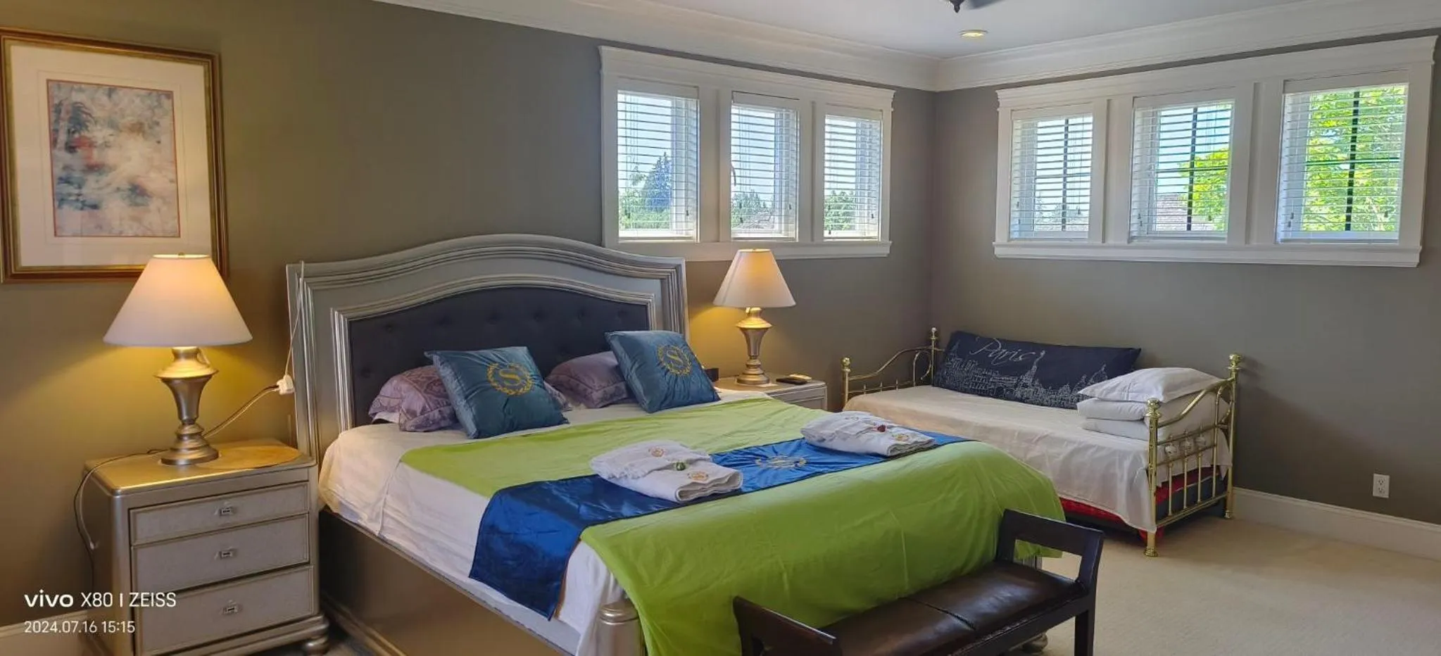 Bed in Sunny Island by White Rock B&B