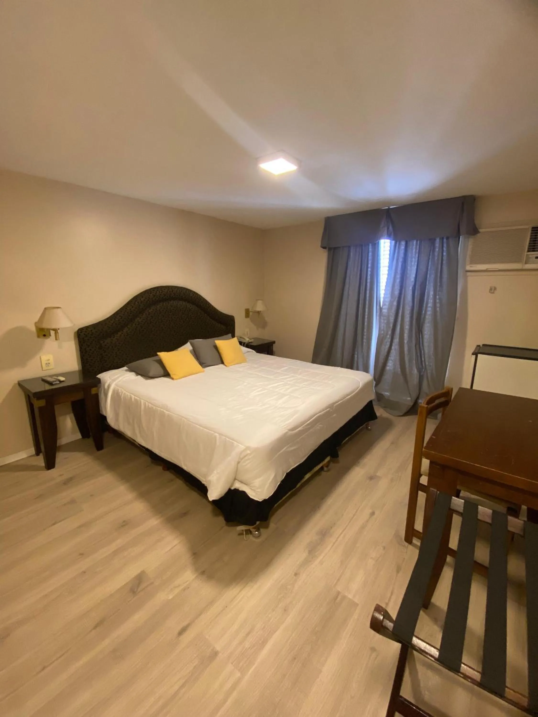 Bedroom, Bed in Hotel Metropol