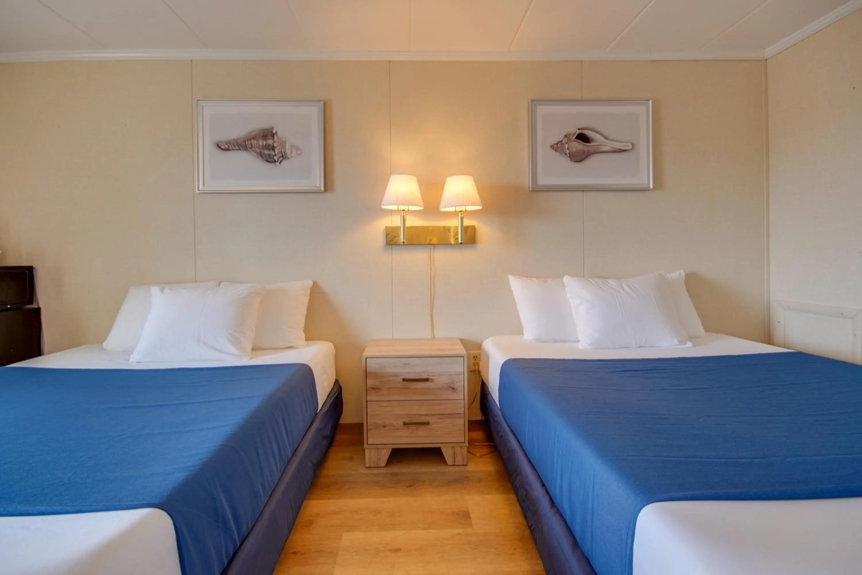 Bed in Flamingo Motel