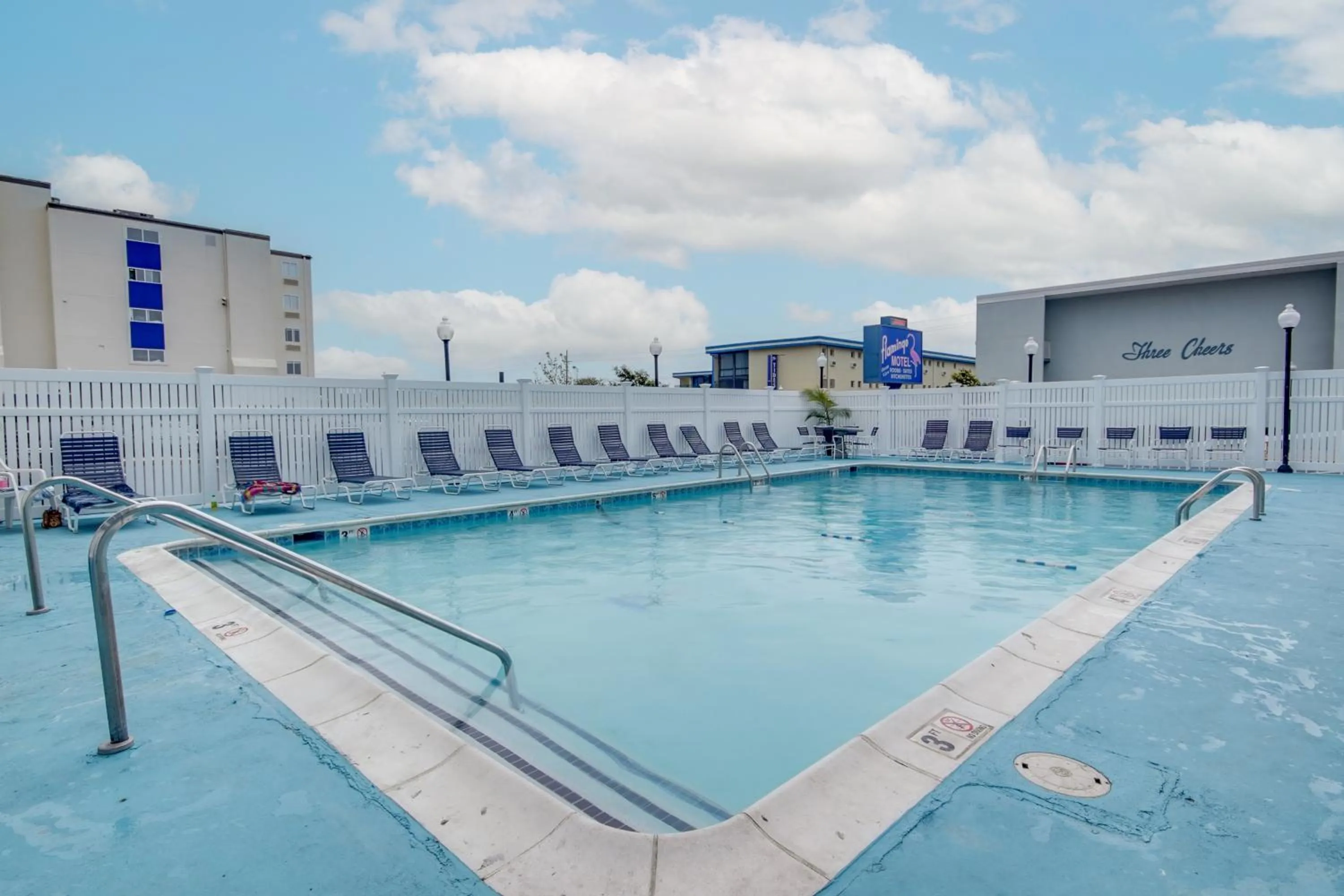 Pool view in Flamingo Motel