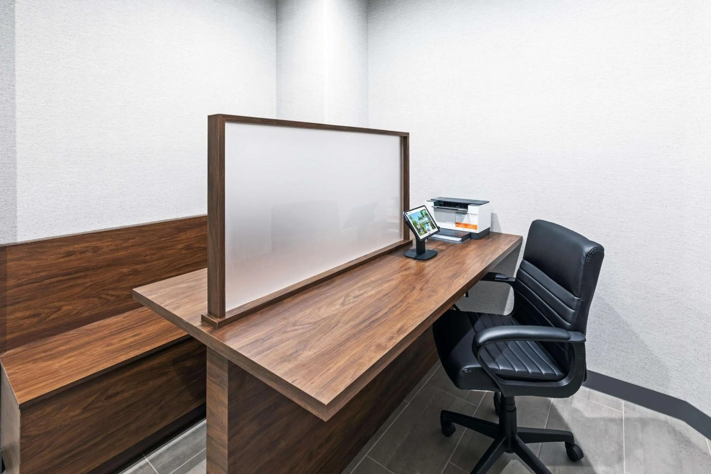 Business facilities in Hampton Inn & Suites Dallas I-30 Cockrell Hill, Tx