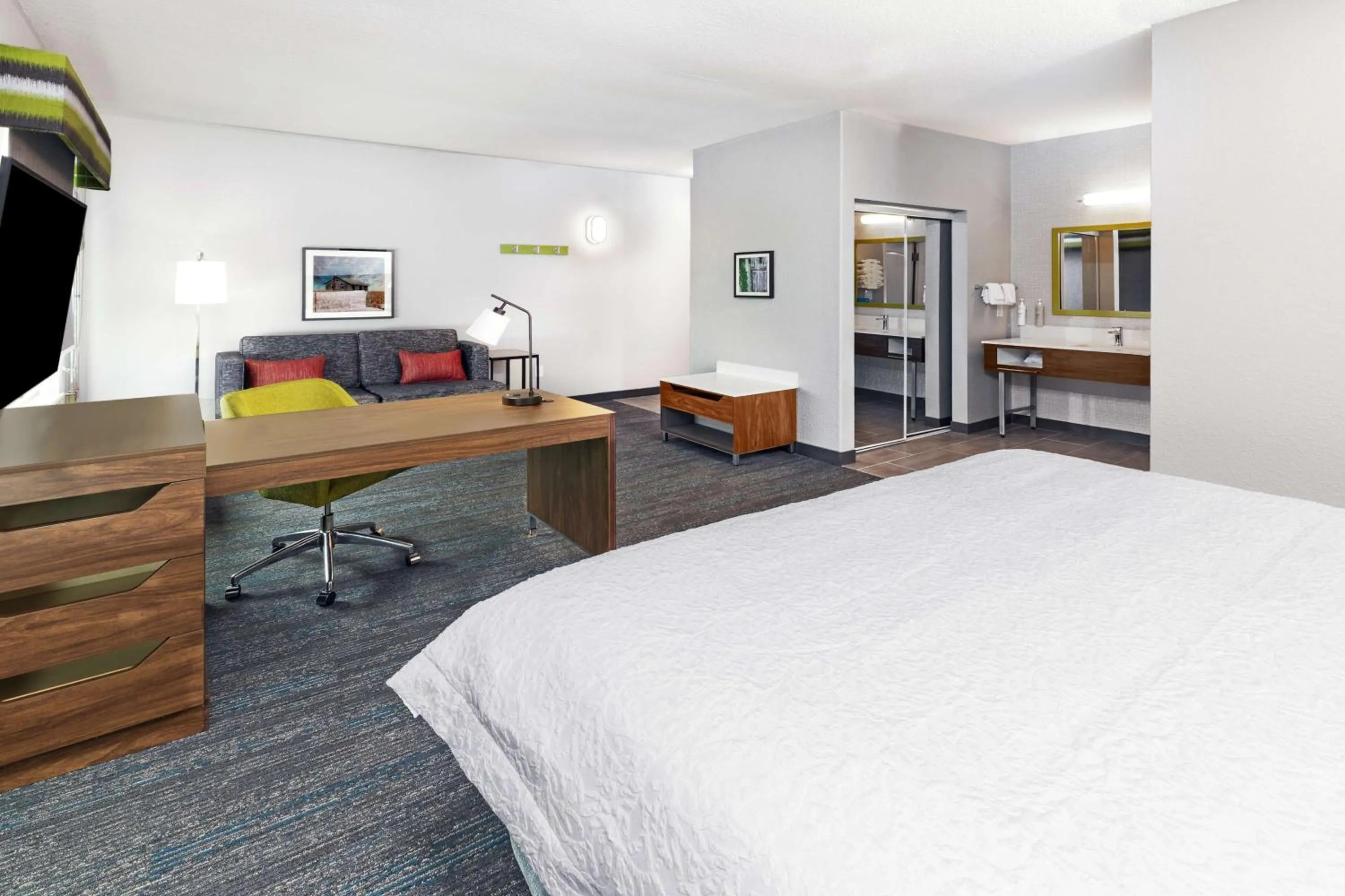 Bedroom, Bed in Hampton Inn & Suites Dallas I-30 Cockrell Hill, Tx